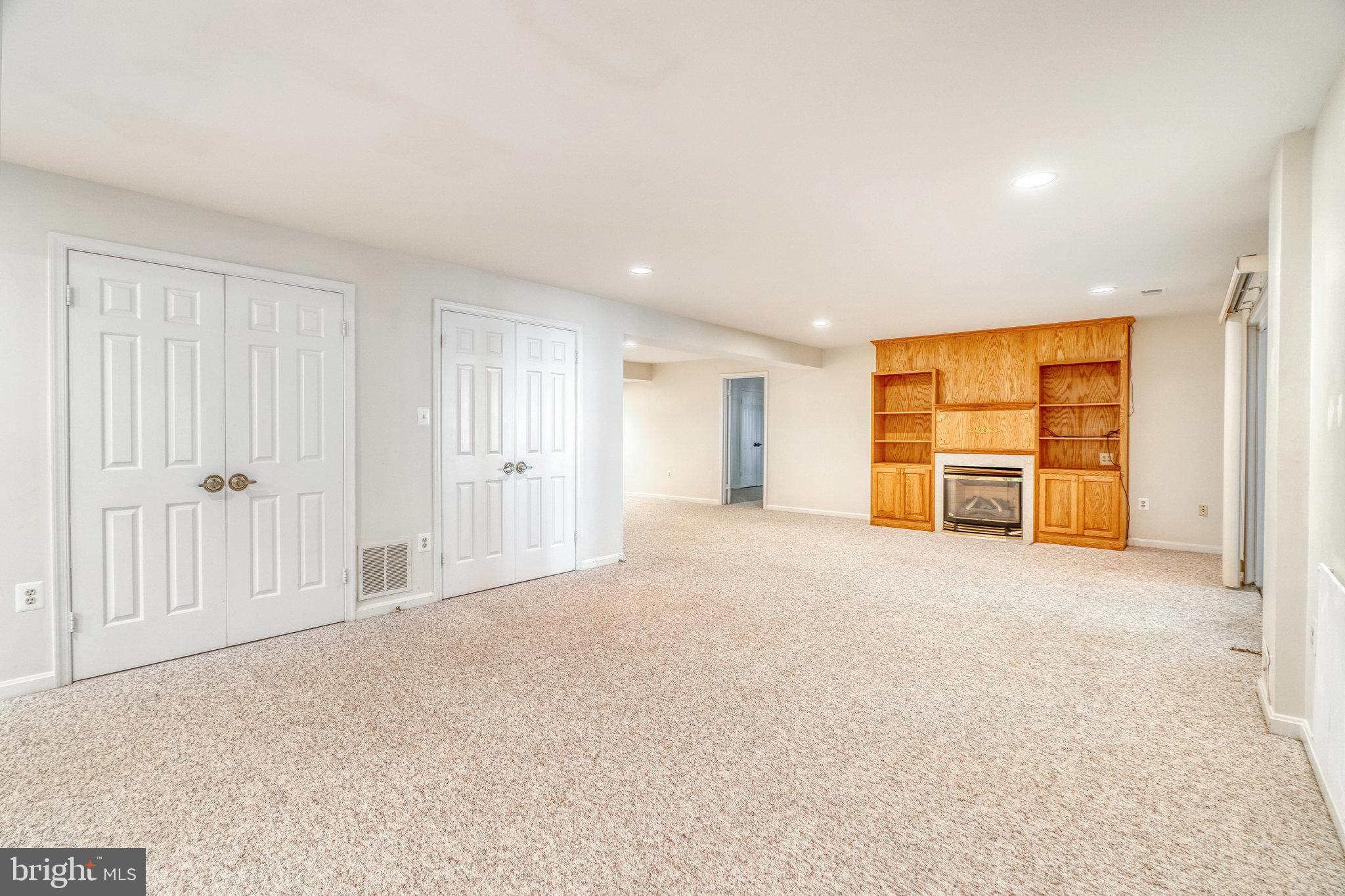 HOLLY KNOLL - Residential Lease
