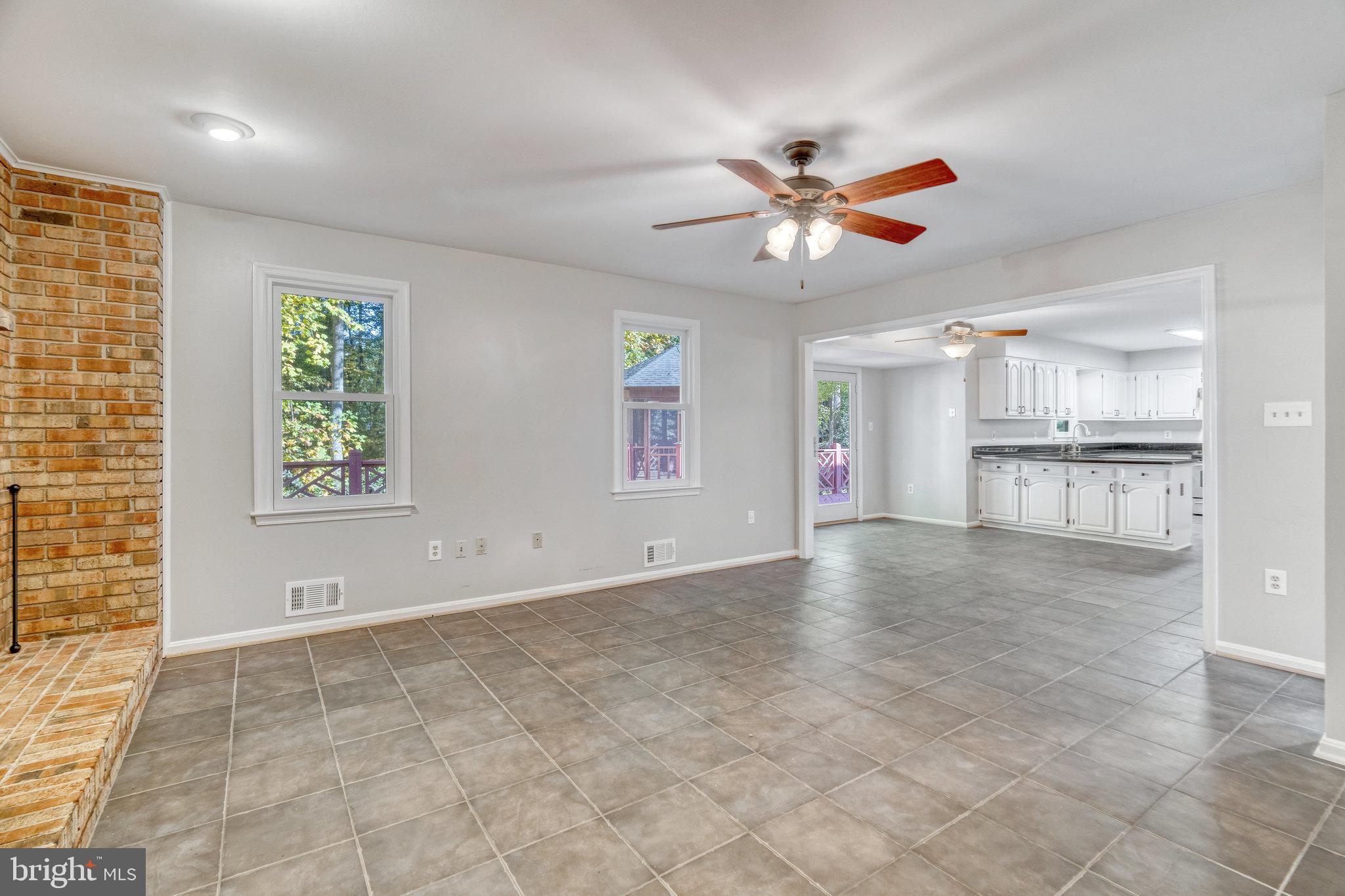 HOLLY KNOLL - Residential Lease