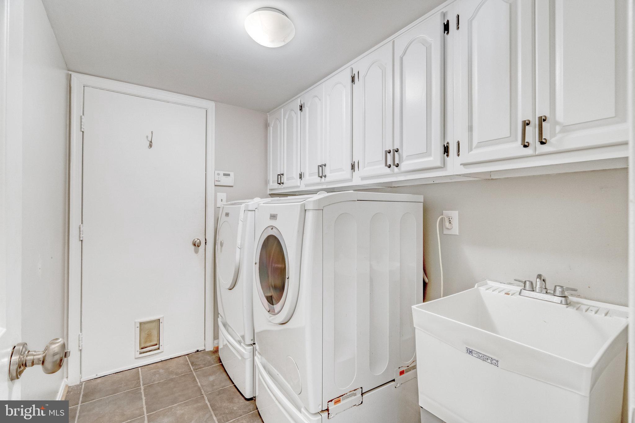 HOLLY KNOLL - Residential Lease