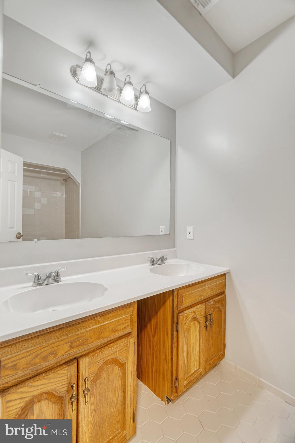 HOLLY KNOLL - Residential Lease