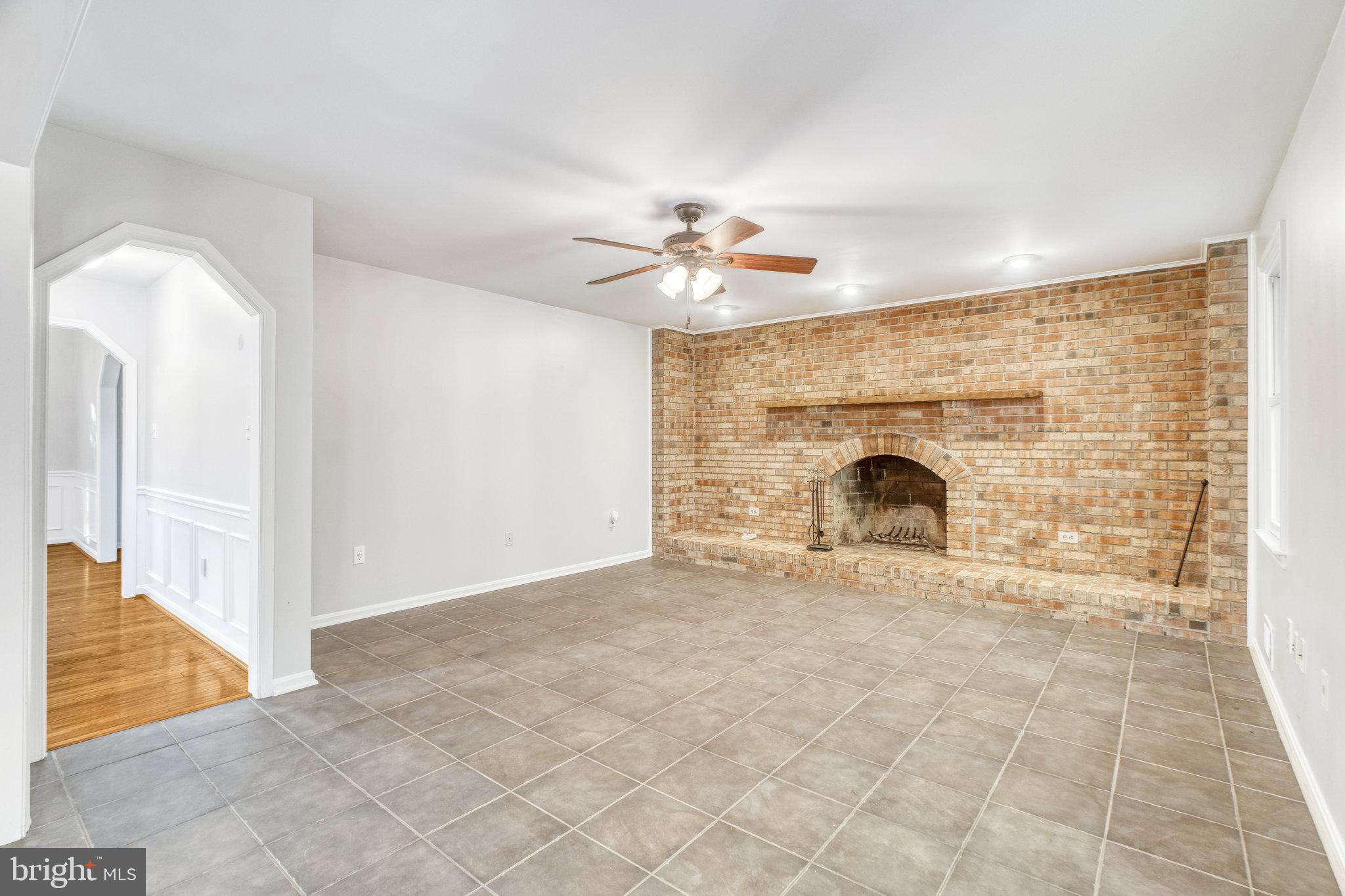 HOLLY KNOLL - Residential Lease