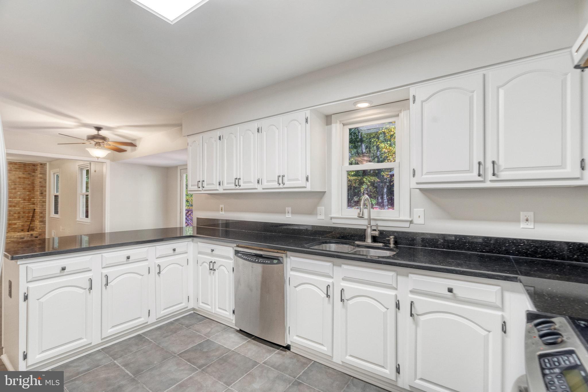 HOLLY KNOLL - Residential Lease