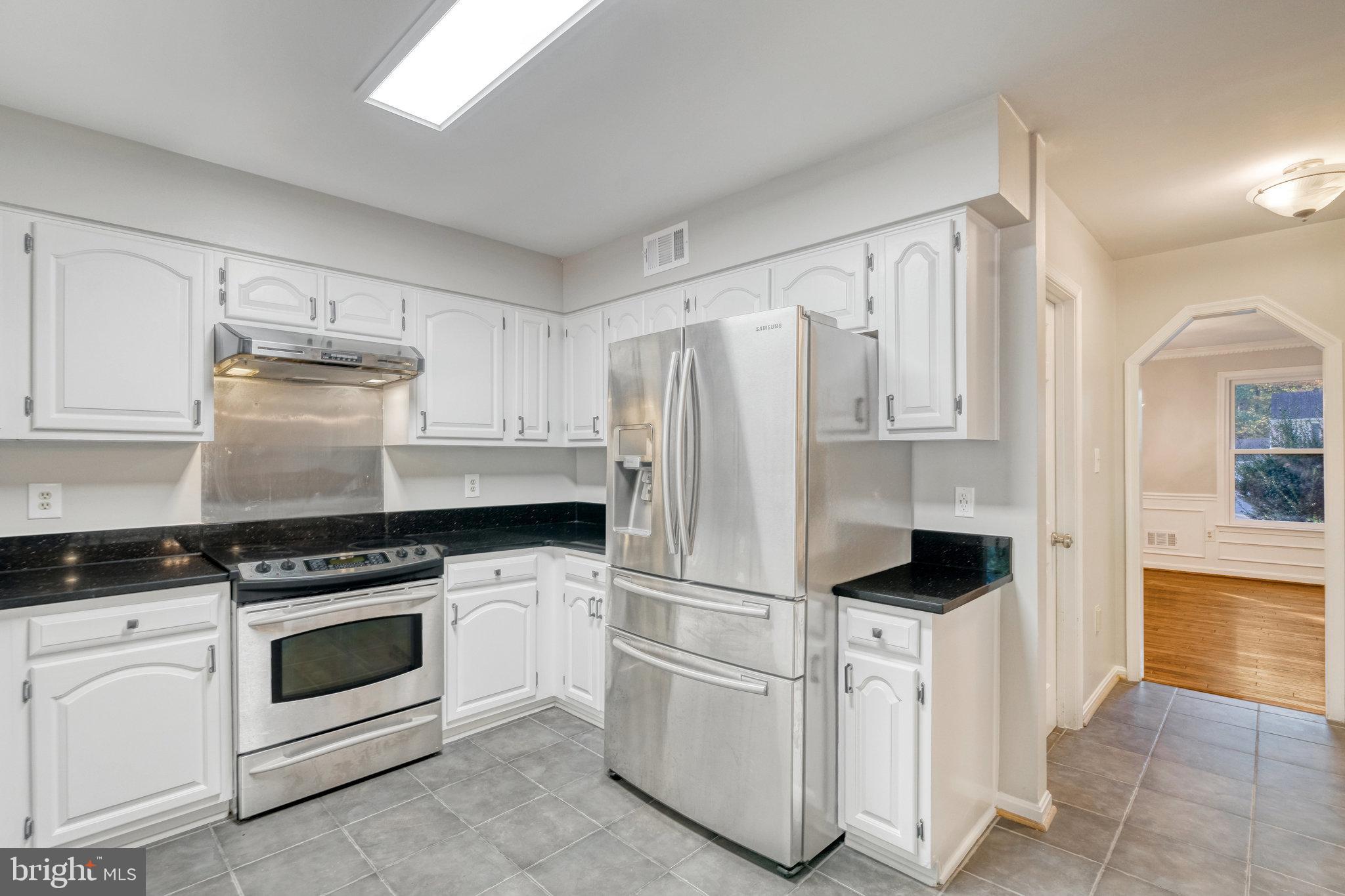 HOLLY KNOLL - Residential Lease