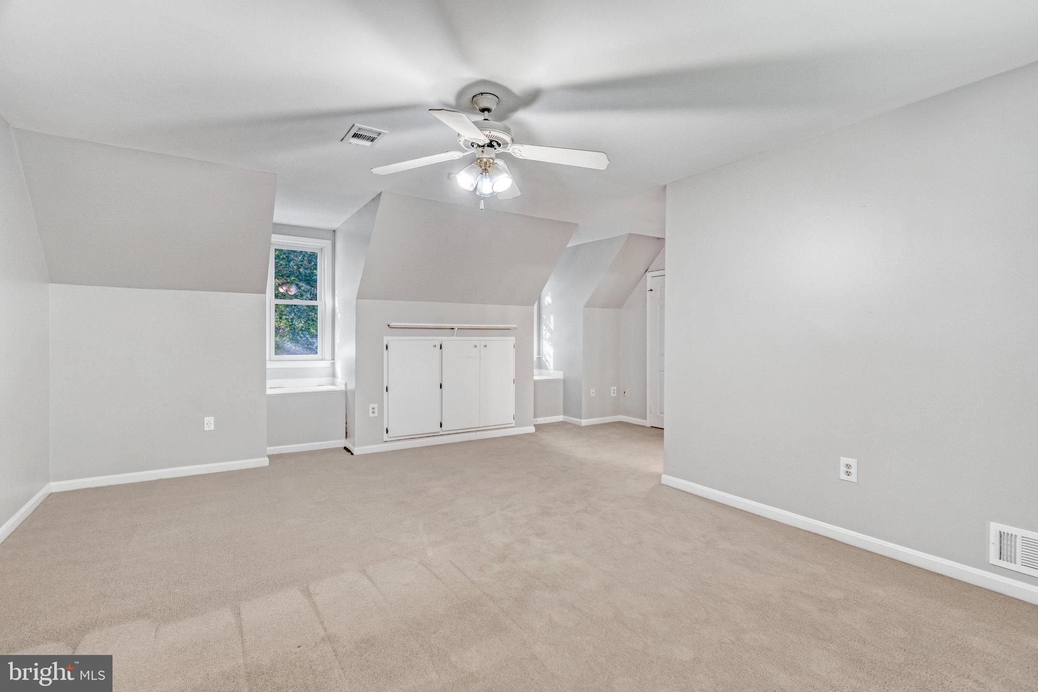 HOLLY KNOLL - Residential Lease