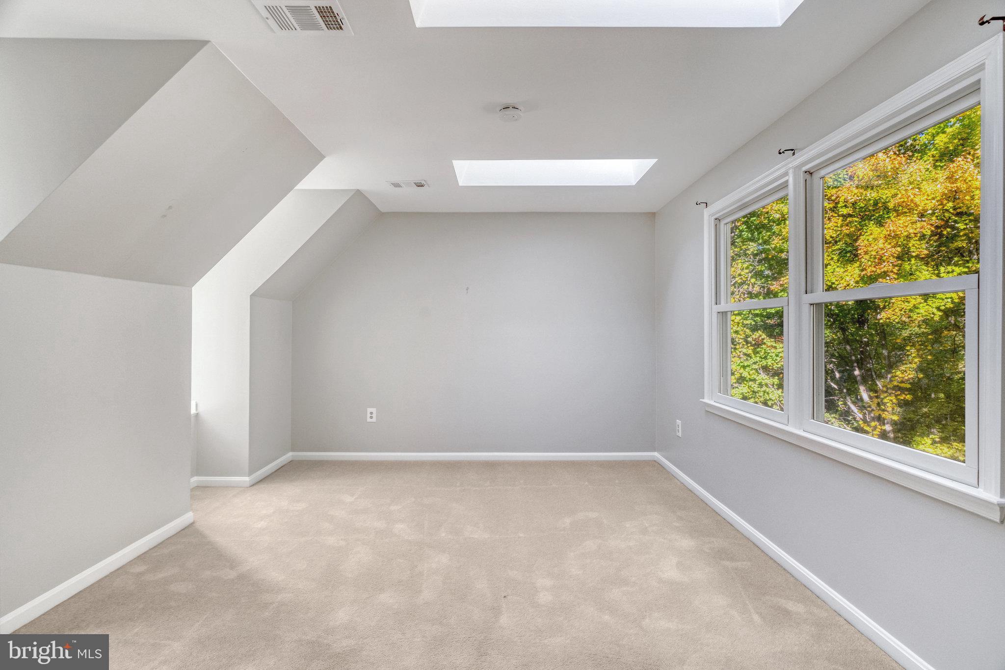 HOLLY KNOLL - Residential Lease