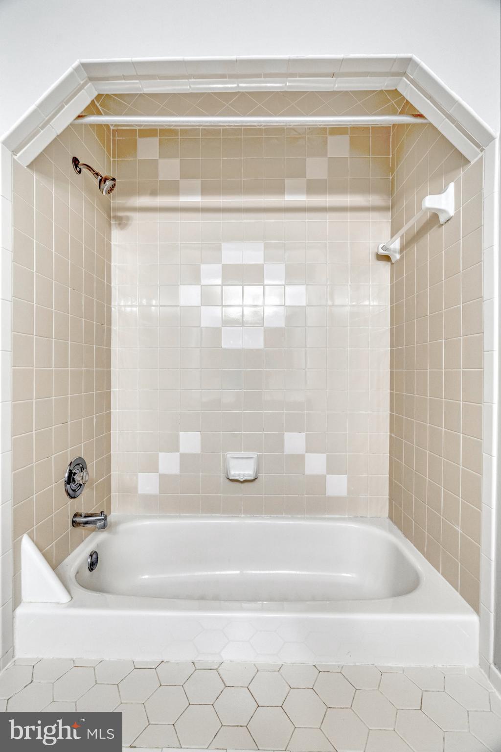HOLLY KNOLL - Residential Lease