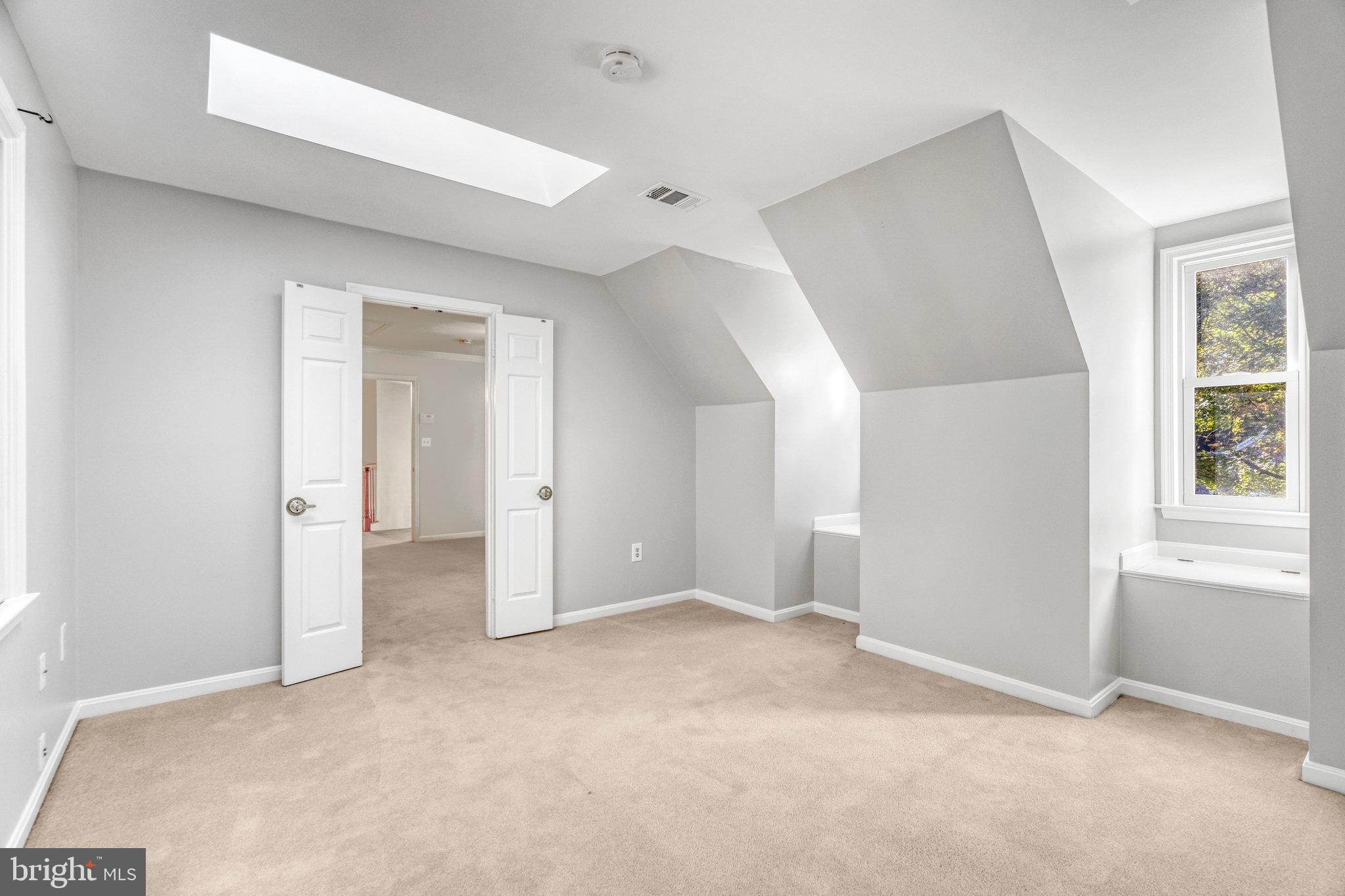 HOLLY KNOLL - Residential Lease