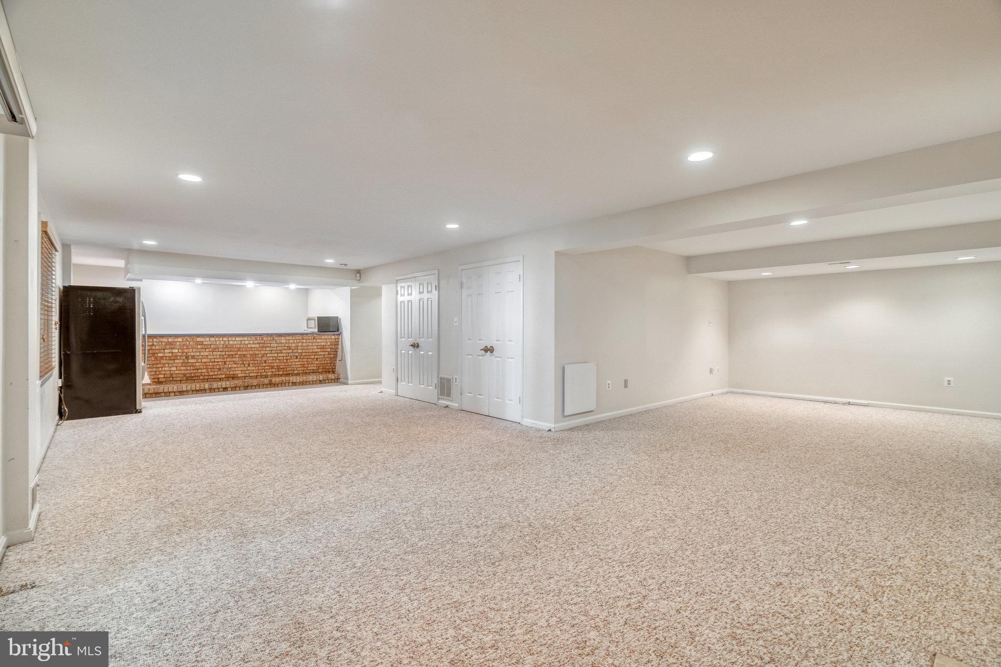 HOLLY KNOLL - Residential Lease