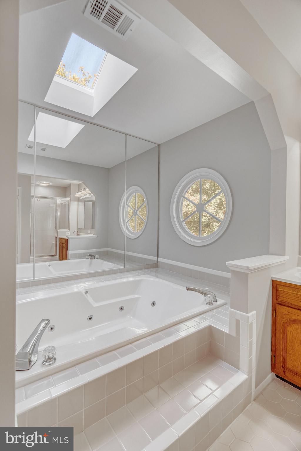 HOLLY KNOLL - Residential Lease