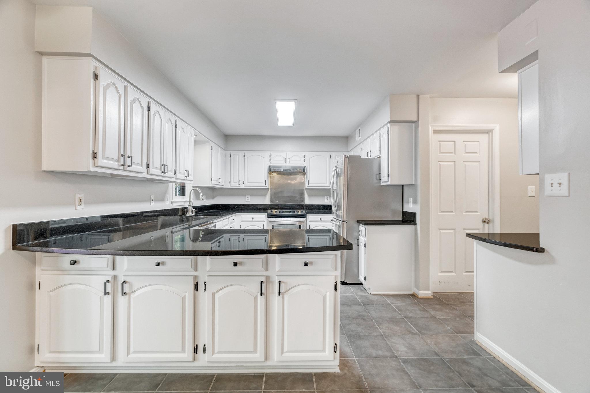 HOLLY KNOLL - Residential Lease