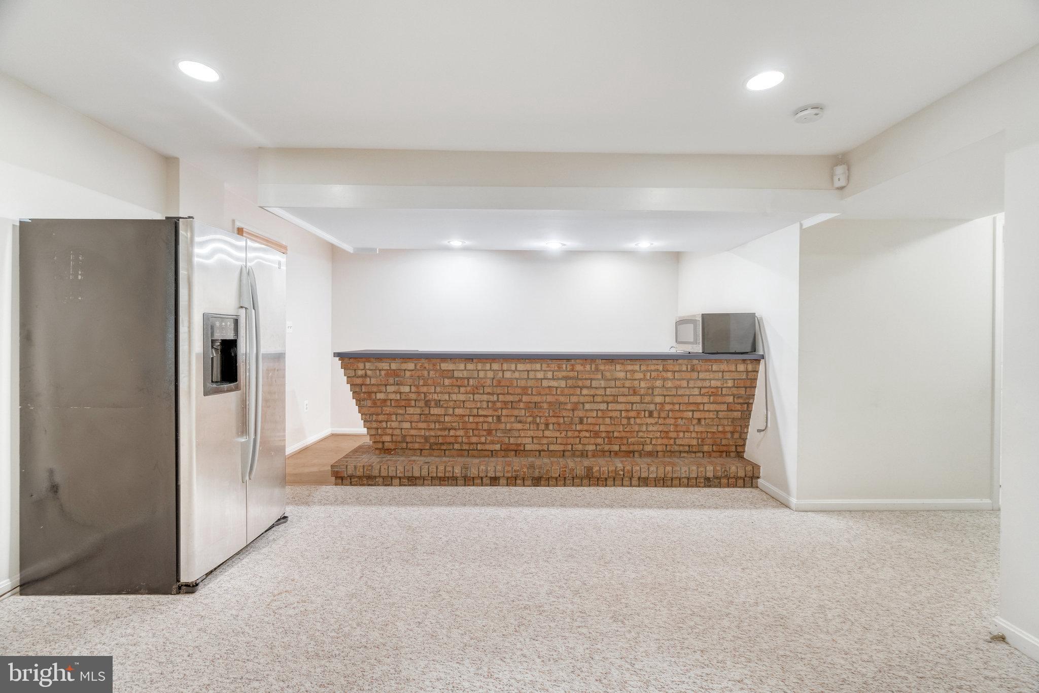 HOLLY KNOLL - Residential Lease