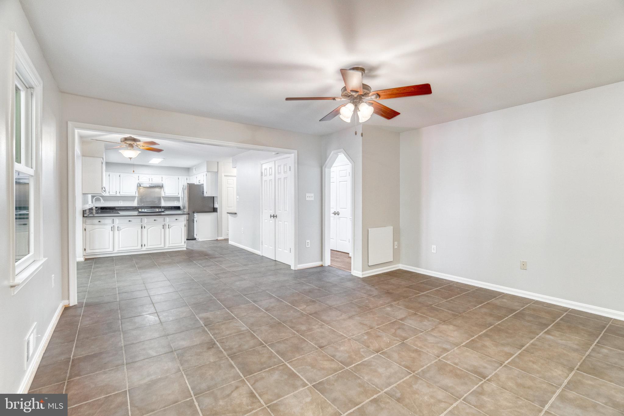 HOLLY KNOLL - Residential Lease