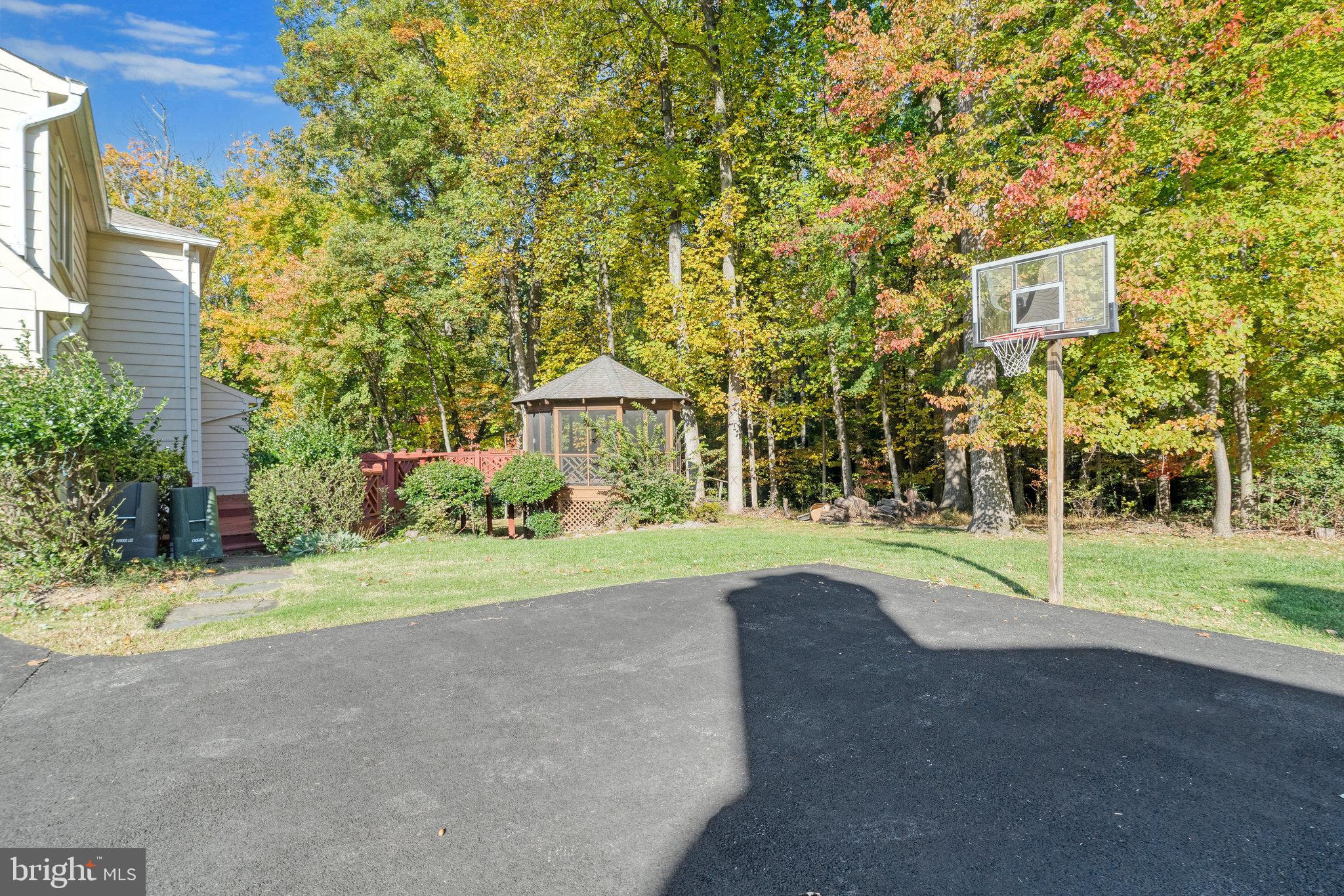 HOLLY KNOLL - Residential Lease