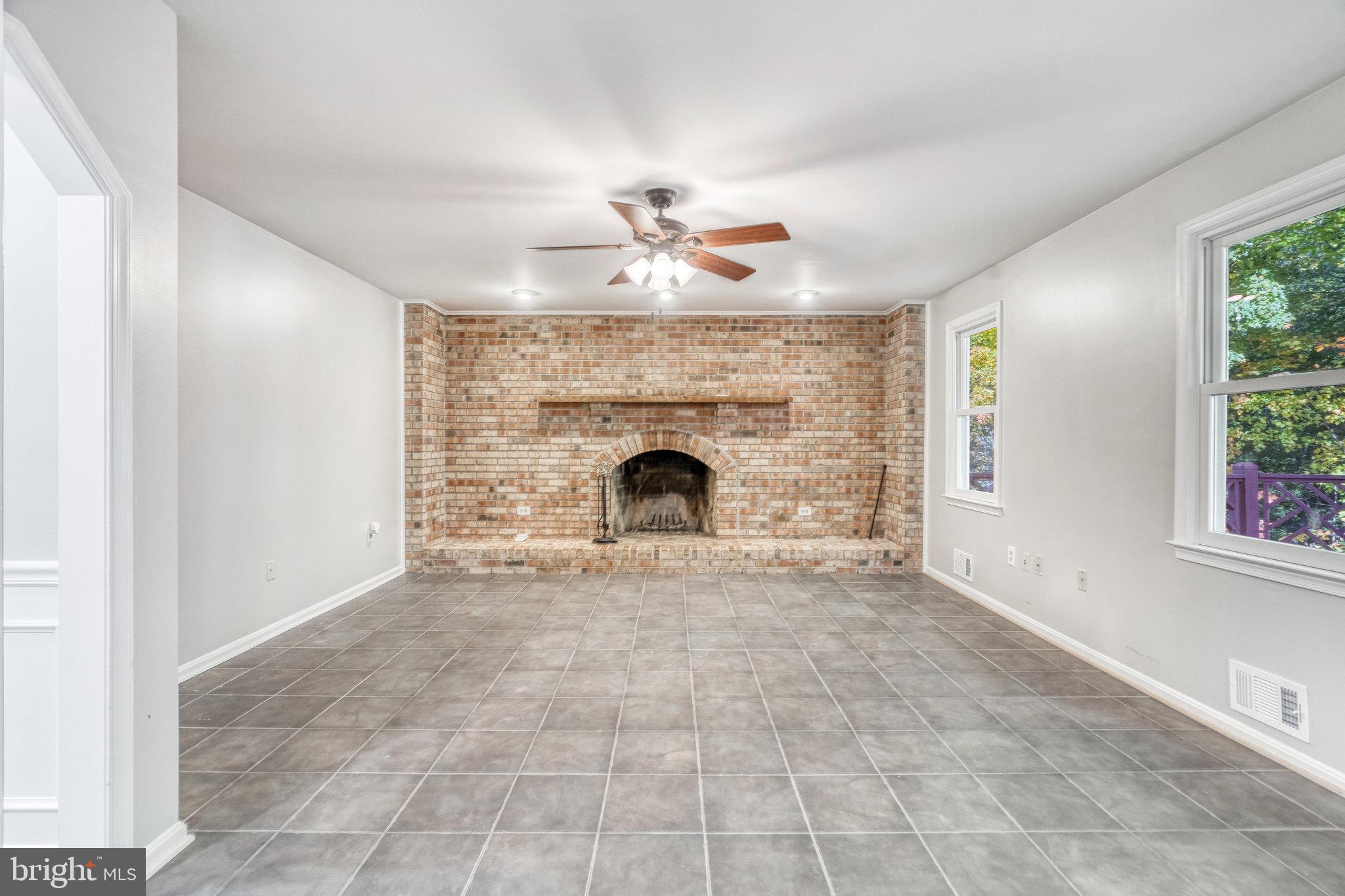HOLLY KNOLL - Residential Lease