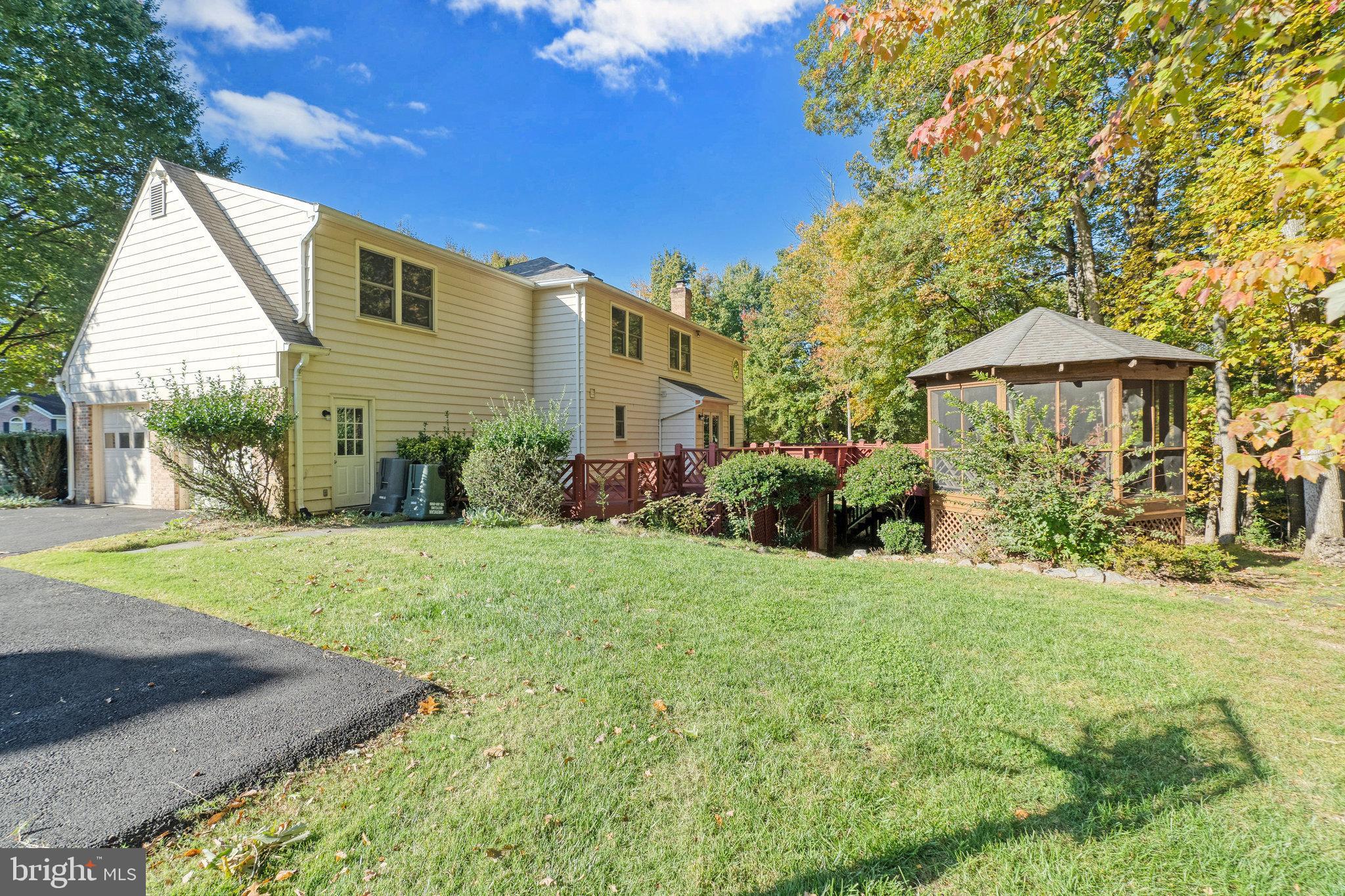 HOLLY KNOLL - Residential Lease