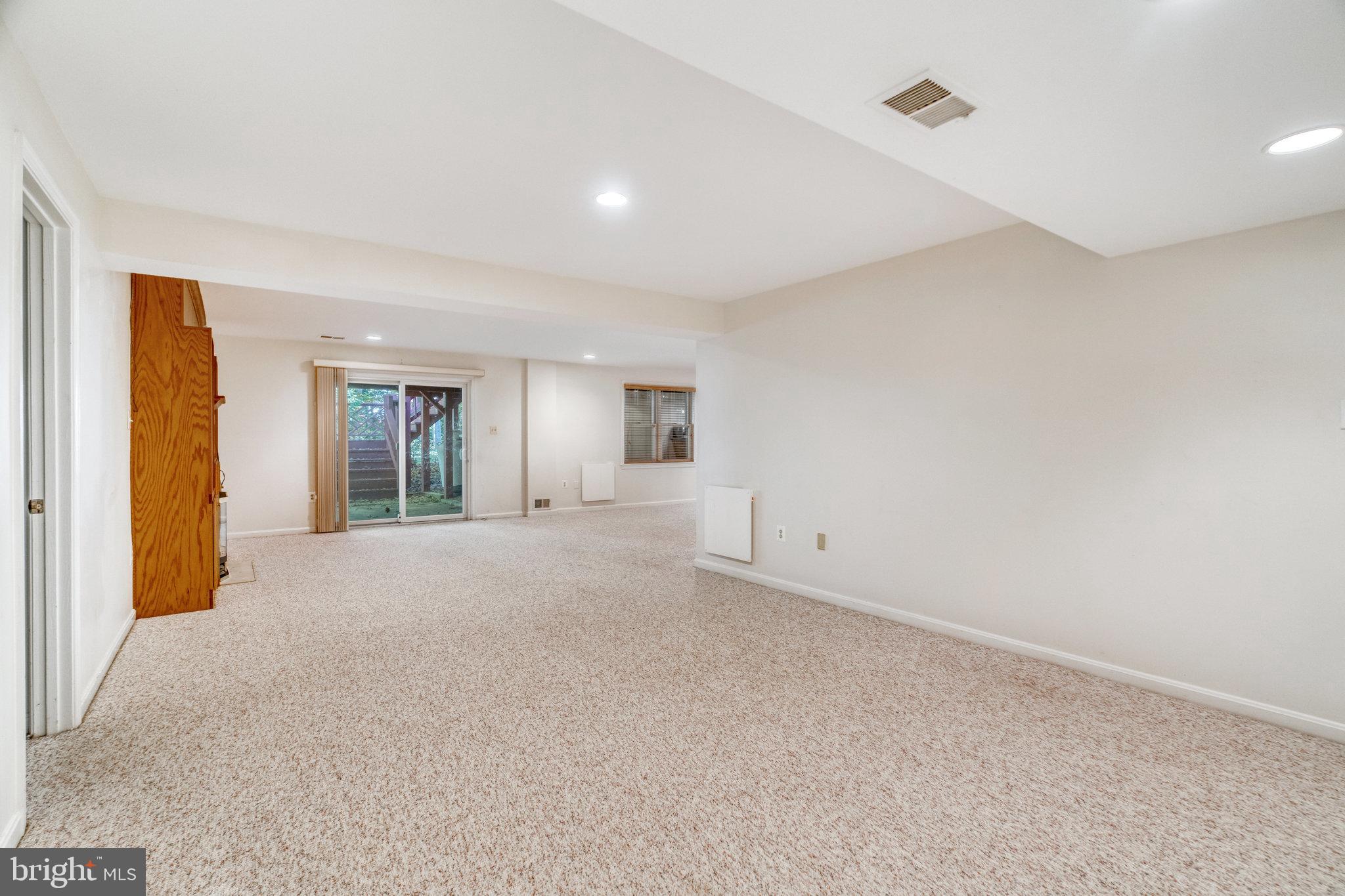 HOLLY KNOLL - Residential Lease