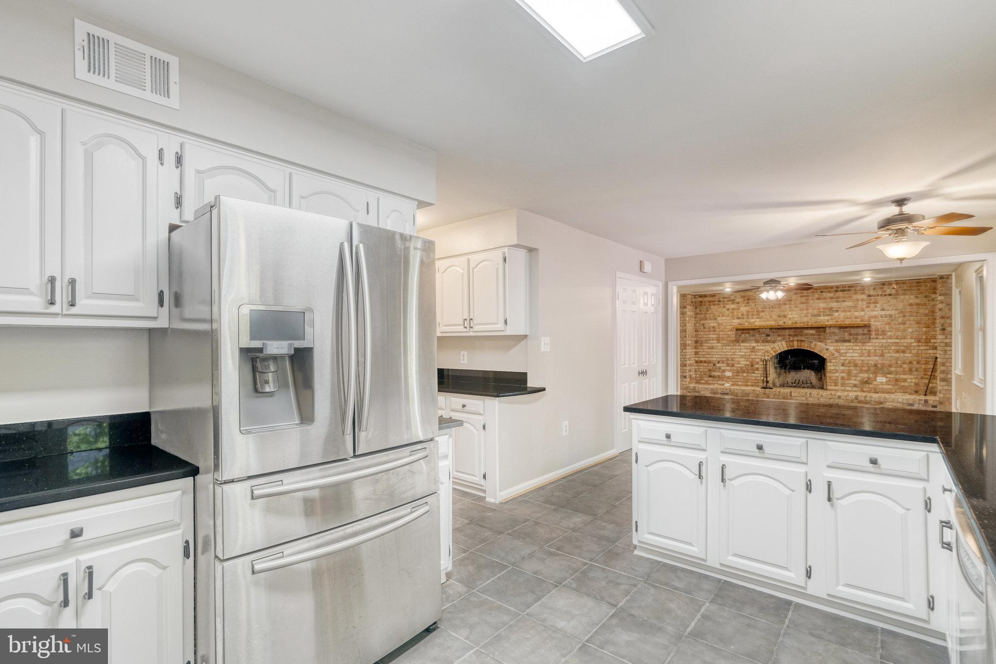 HOLLY KNOLL - Residential Lease