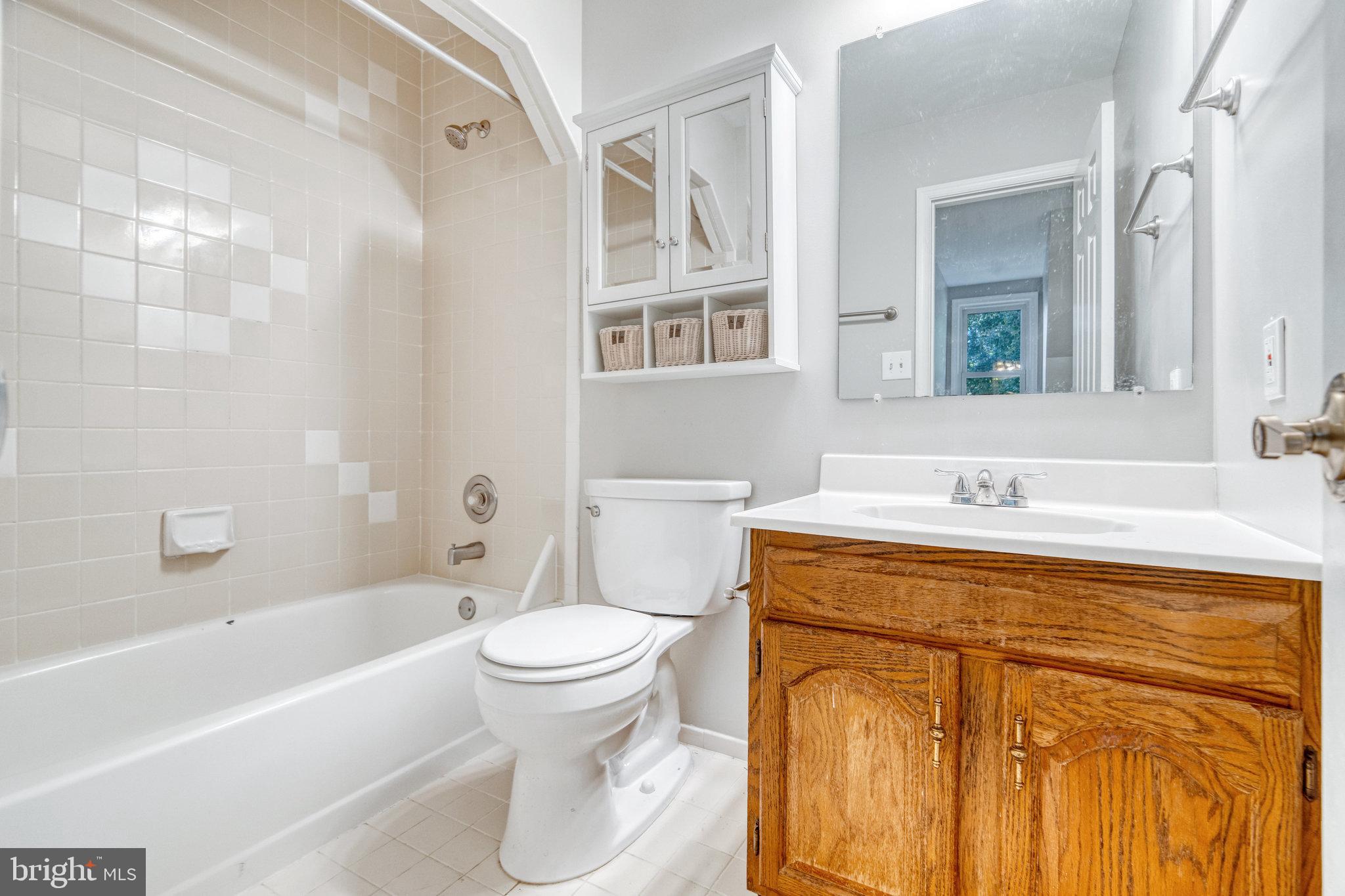 HOLLY KNOLL - Residential Lease