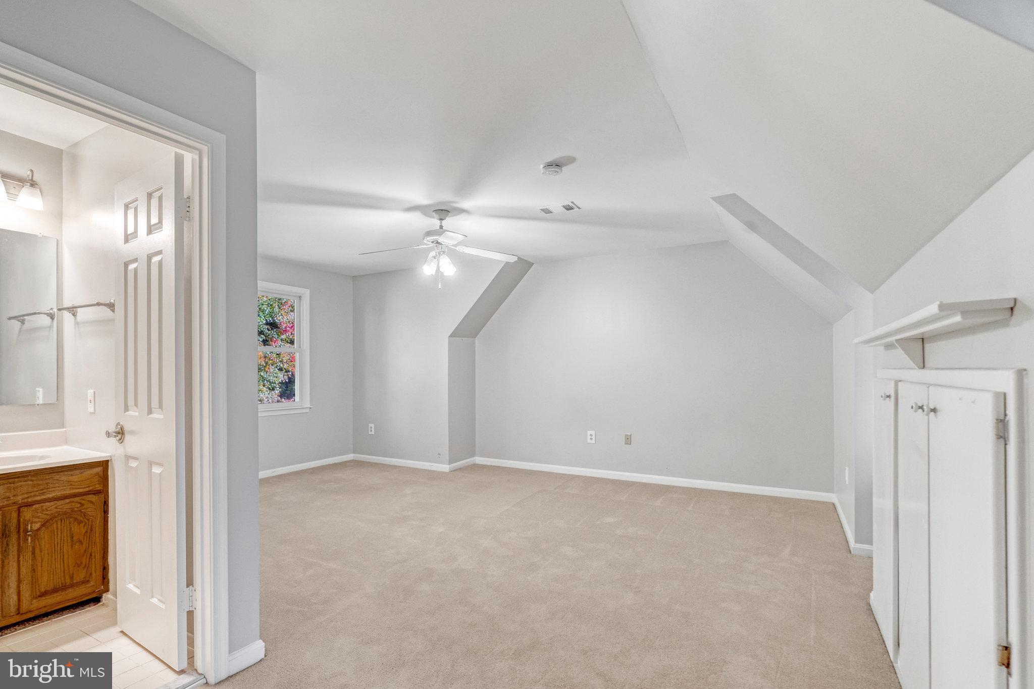 HOLLY KNOLL - Residential Lease