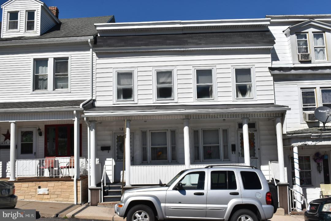 Good starter home, priced to sell.  Use your personal touch to make it your home.  Three bedrooms, oil heat, off street parking, vintage soaking tub, eat in vintage kitchen with built in cabinet, back porch, fenced in yard.
Attached house is also for sale (1231 Walnut St) live in one and rent the other.