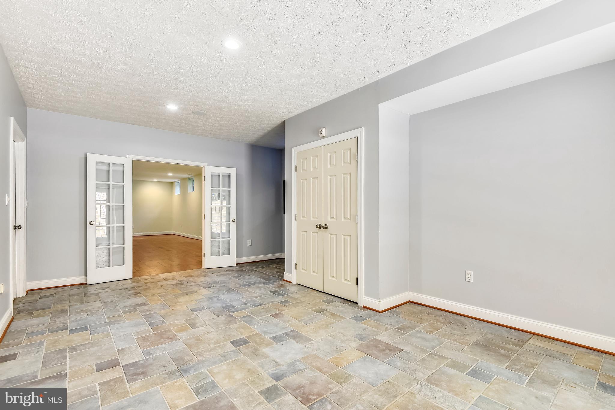 SOUTH RIVER COLONY - Residential