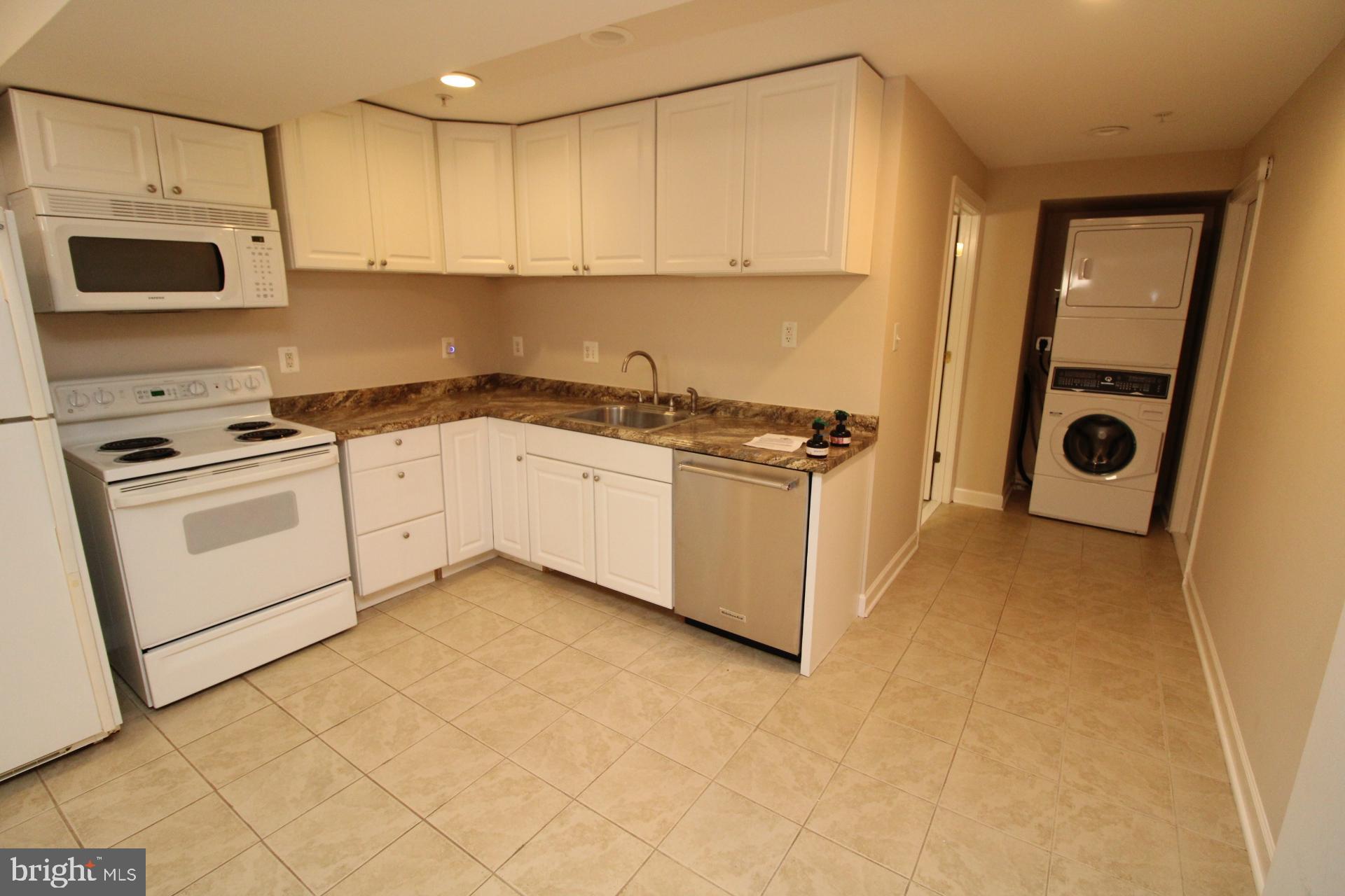 LAKELANDS - Residential Lease