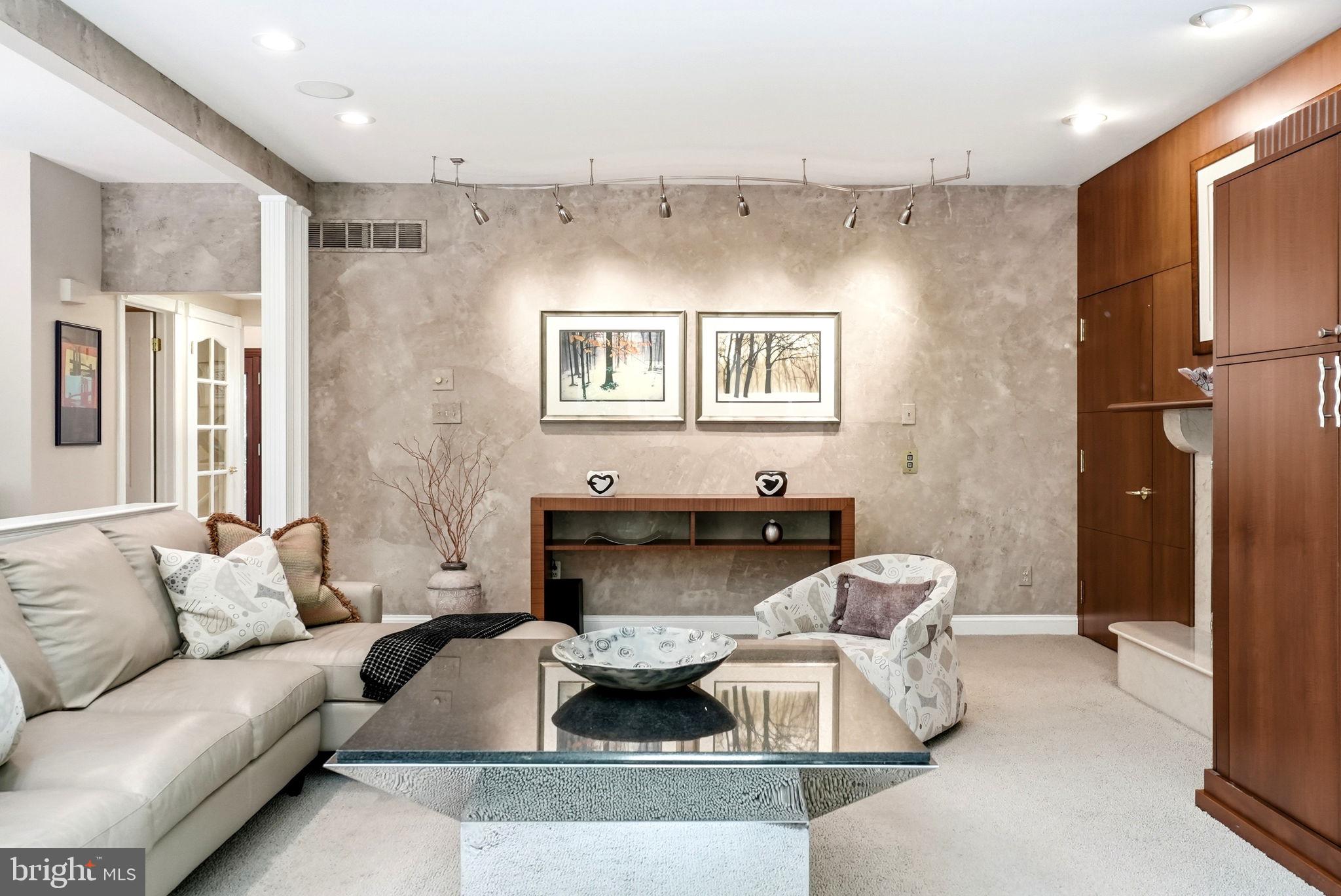 THORNBURY HUNT - Residential