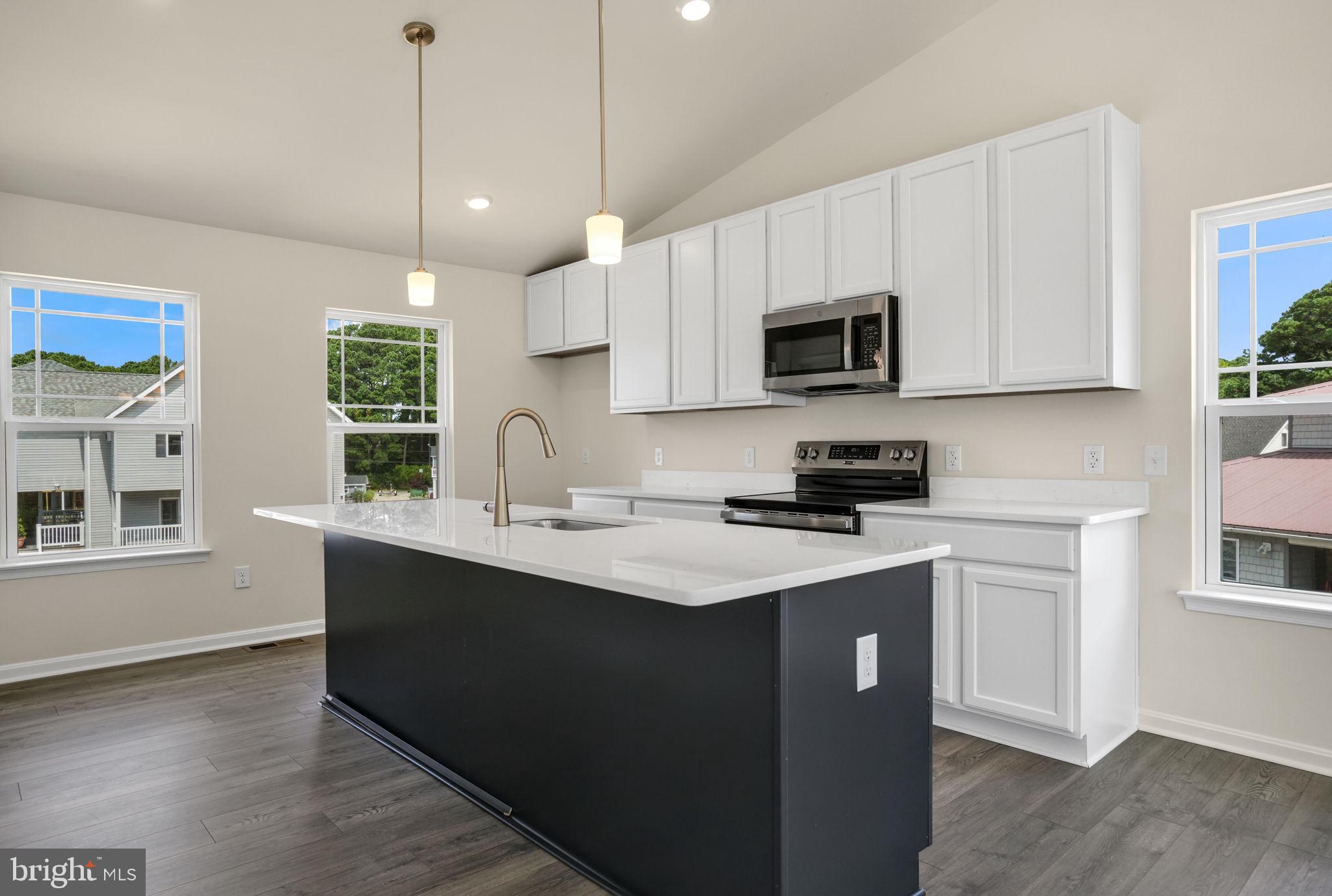 CAPTAIN'S COVE - Residential