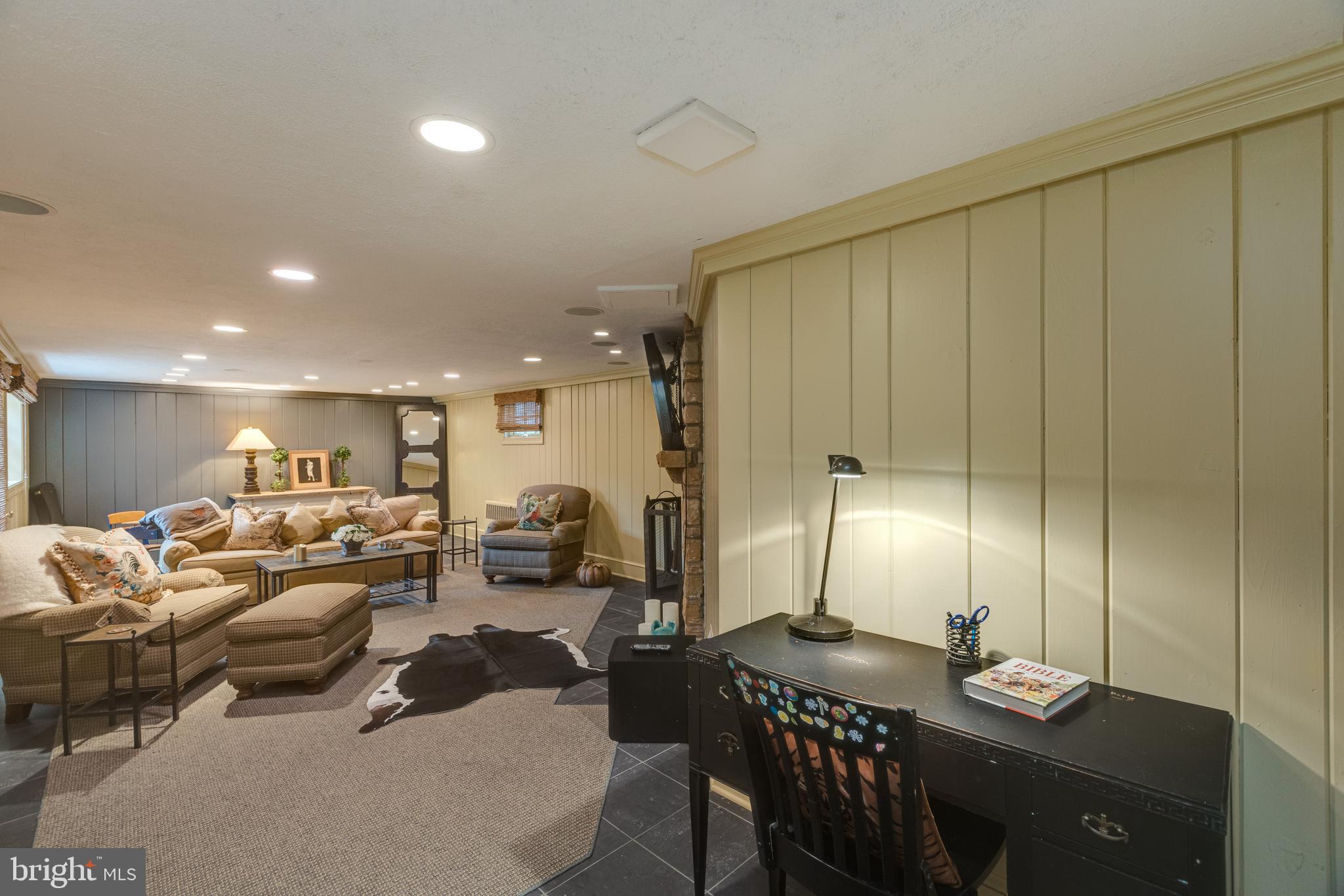 COUNTRY CLUB HILLS - Residential