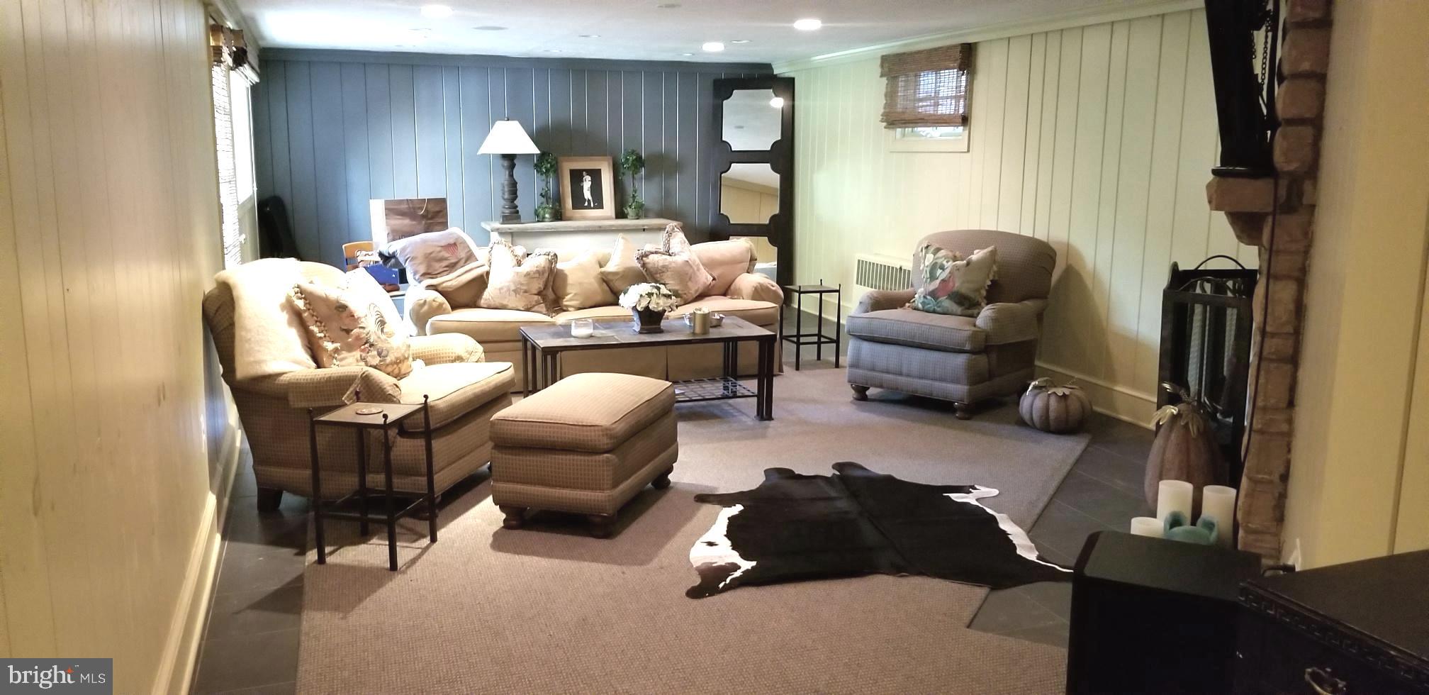 COUNTRY CLUB HILLS - Residential