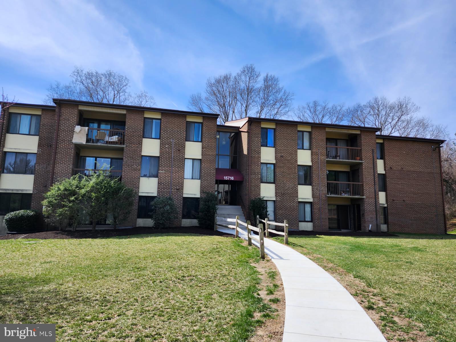 1 bed and 1 bath condo on first floor with a den.   Newer carpet and paint.
Brand new stove/oven. Brand new refrigerator. Brand new Washer/Dryer 
front load combo in unit.  New closet system in primary closet.
This spacious condo is ready to rent.  Local Pool and playground area