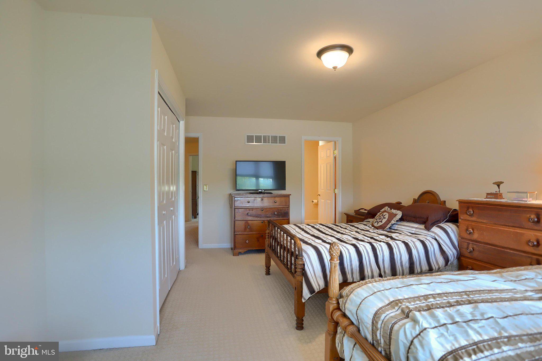 VILLAGE SQUARE COMMONS - Residential