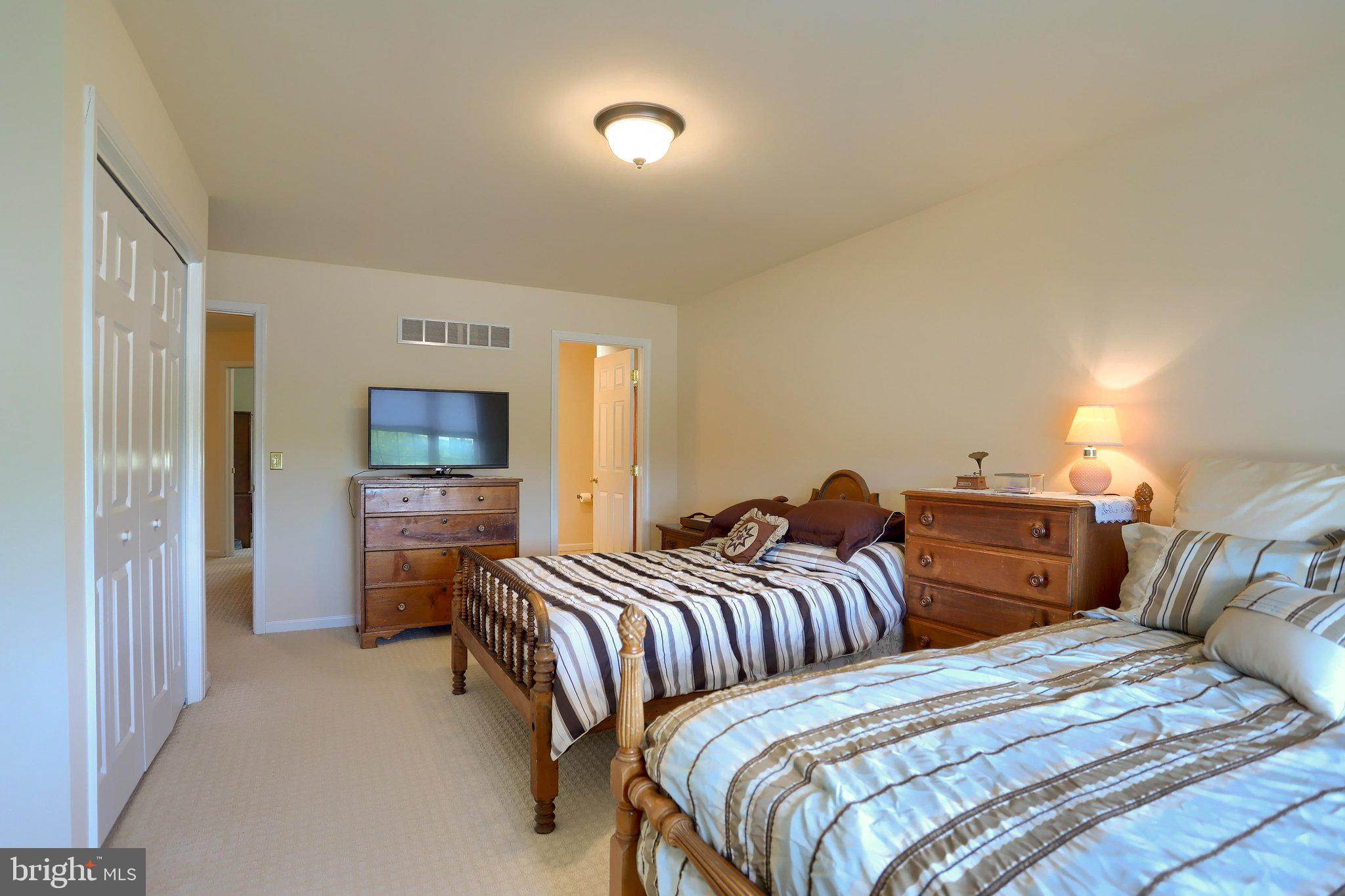 VILLAGE SQUARE COMMONS - Residential
