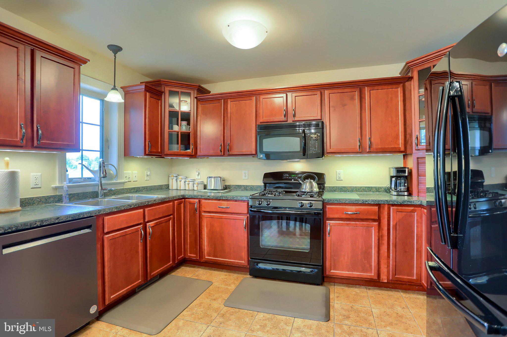 VILLAGE SQUARE COMMONS - Residential