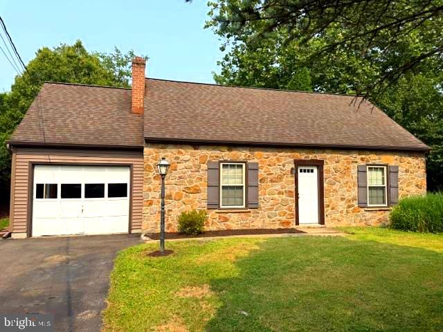 HANDYMAN SPECIAL!!!  Looking for a  a  little love and tenderness  in this LS Single! Zoned Main Street for in home business use! Taxes are based on previous assessments!