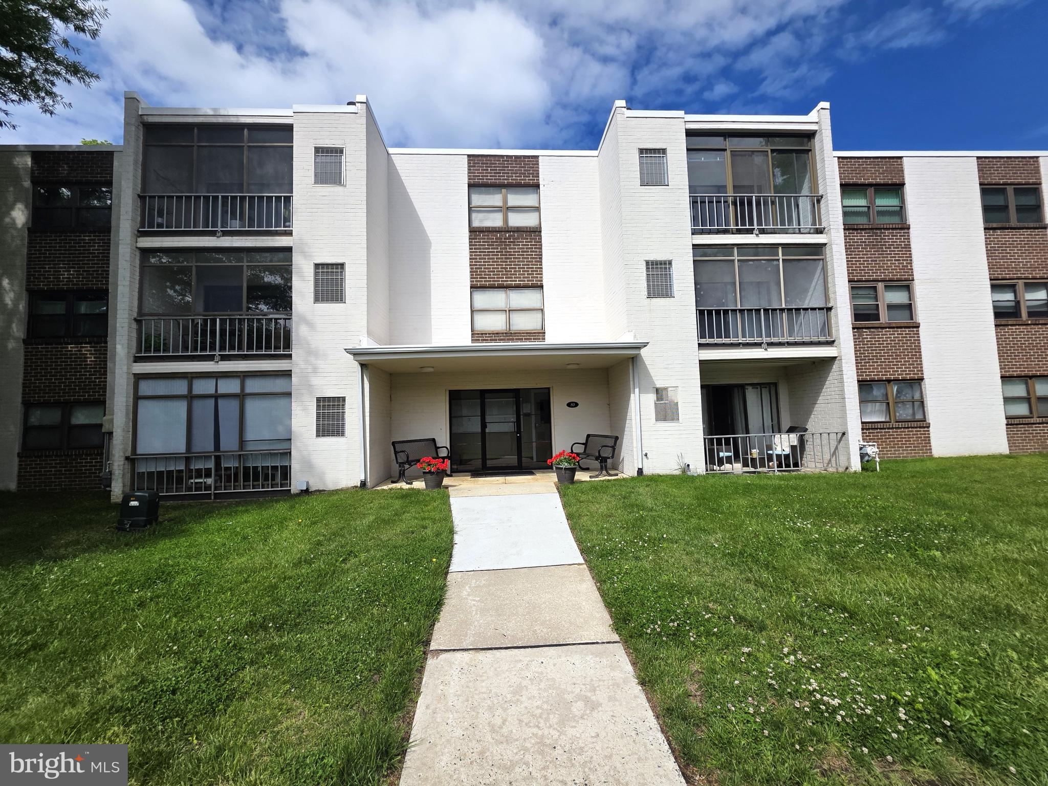 Beautiful and rare 2 bed, 2 bath, 2nd floor corner unit in desirable Villa Belmont.  Move-in ready, super clean, nicely updated and meticulously maintained. Open layout with lots of natural light. Private screened porch.  Modern kitchen with newer appliances, updated baths, spacious closets and more. Modest condo fees offer plenty of value.  Beautiful pool, main level shared laundry, lots of parking. Close to great options for dining and shopping. Within the 5 mile radius of Newark Charter School.  Don't wait, schedule your tour today and make this gem yours!