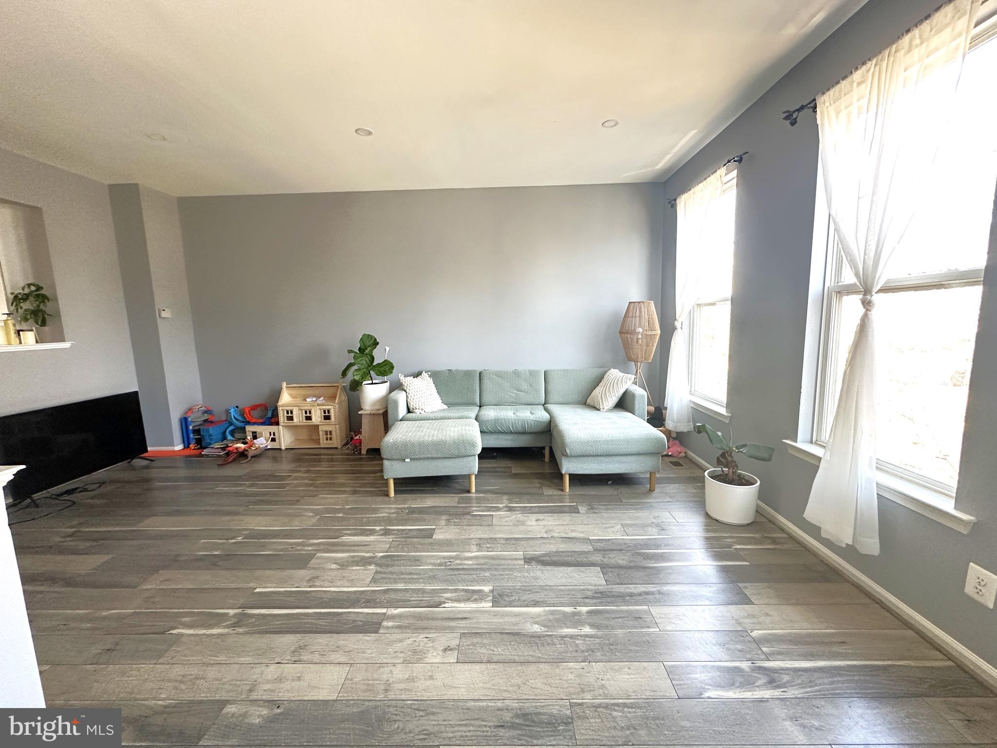 SIGNATURE AT BROADLANDS - Residential Lease