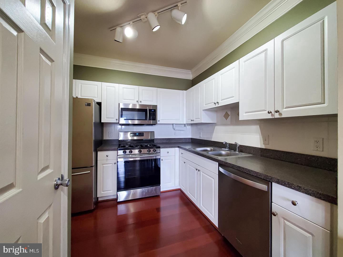 THE COLONNADE AT KENTLANDS - Residential Lease