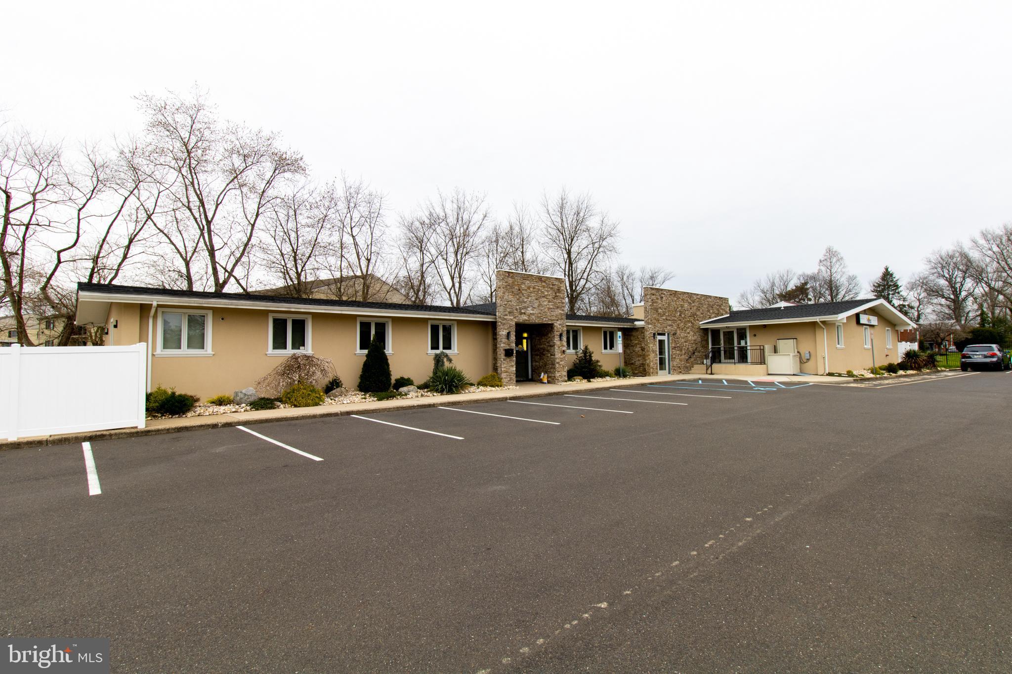 LEVITTOWN - Commercial Sale