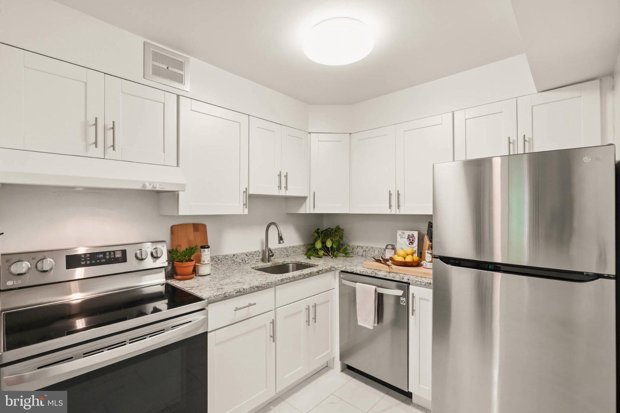 CAMELBACK VILLAGE - Residential