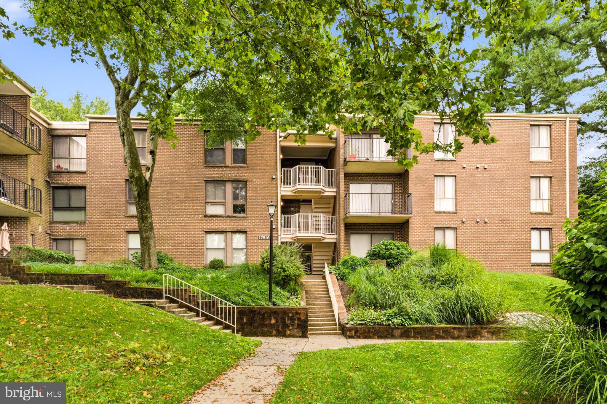 CAMELBACK VILLAGE - Residential