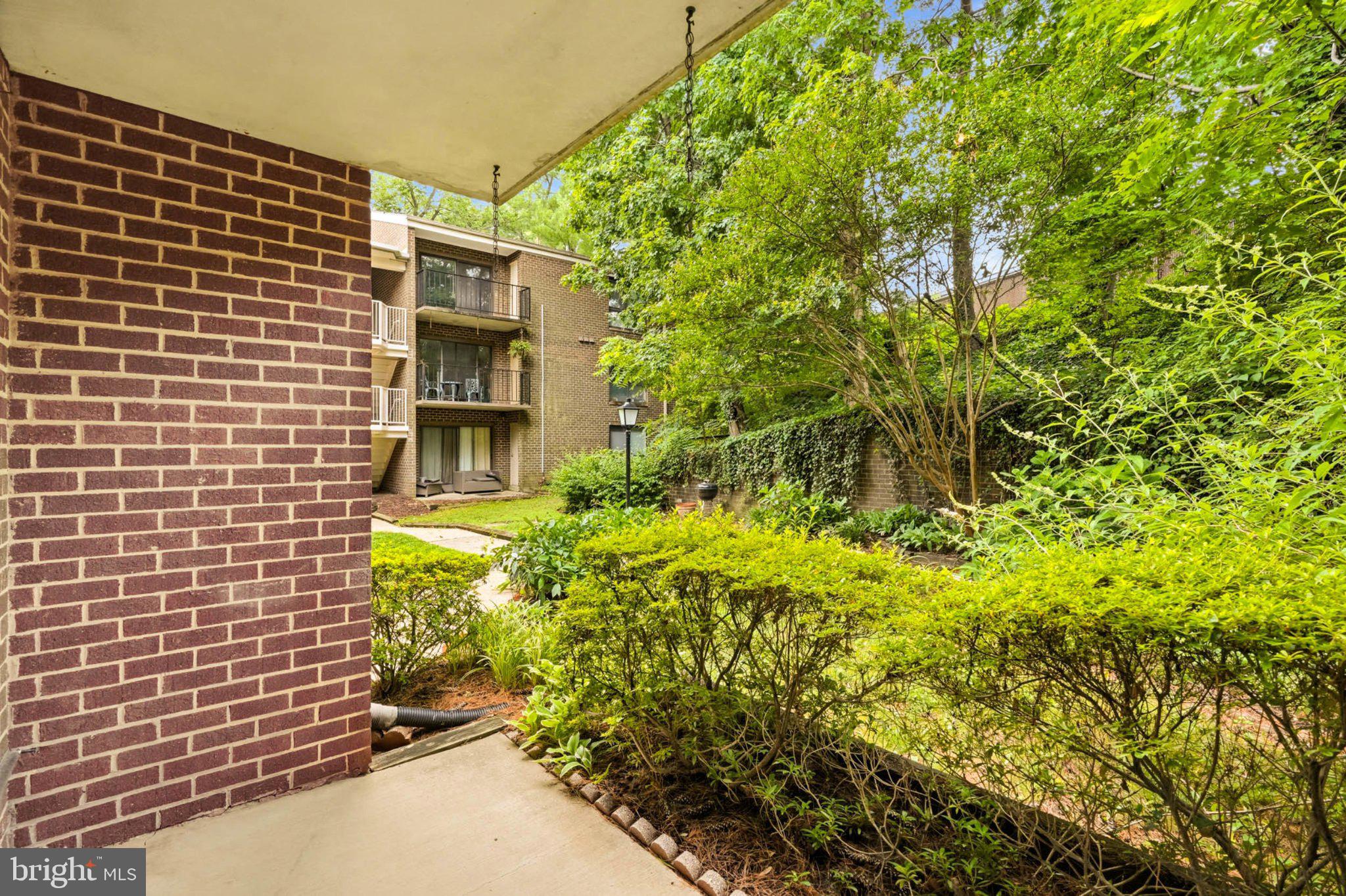 CAMELBACK VILLAGE - Residential