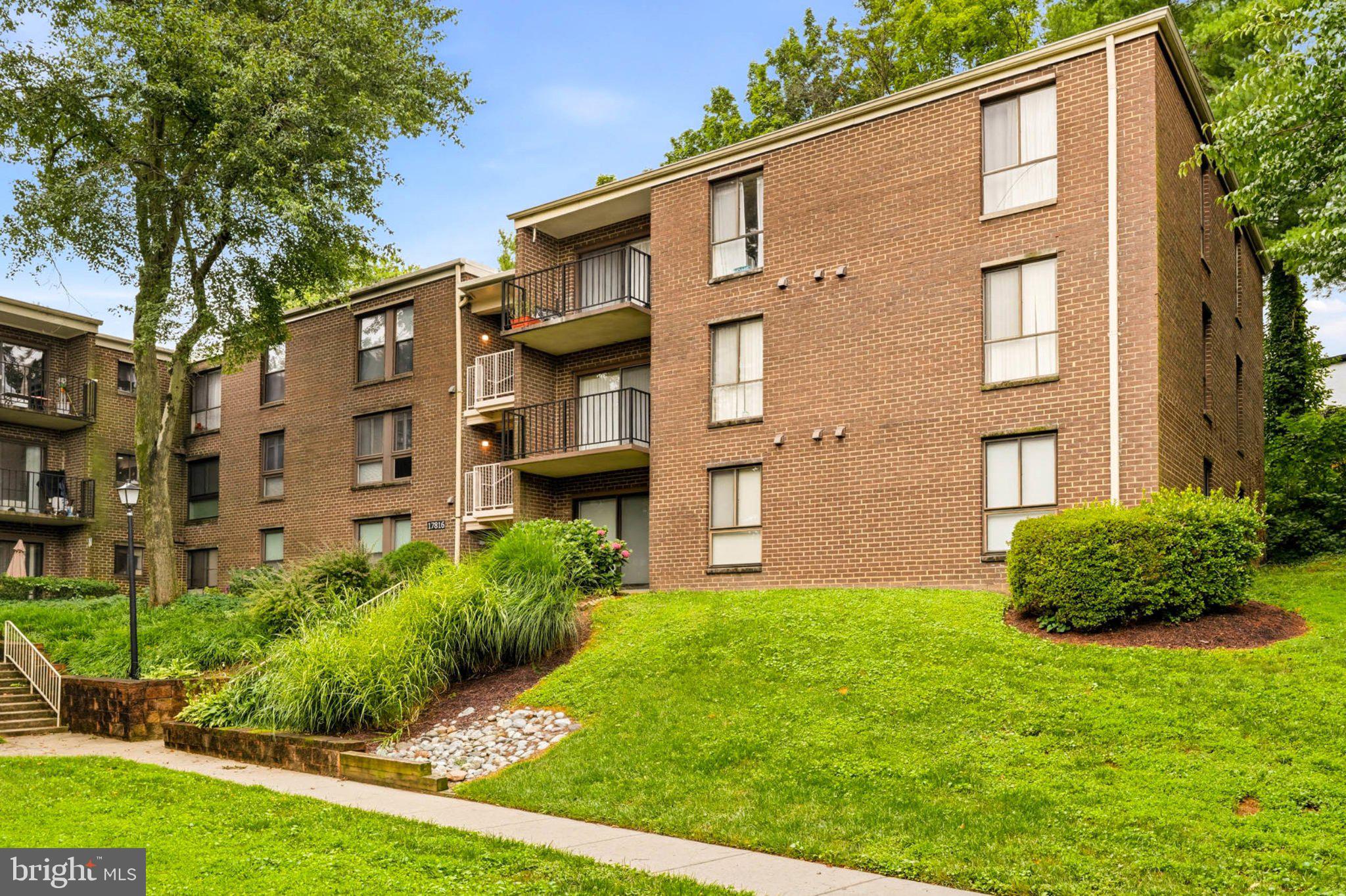 CAMELBACK VILLAGE - Residential