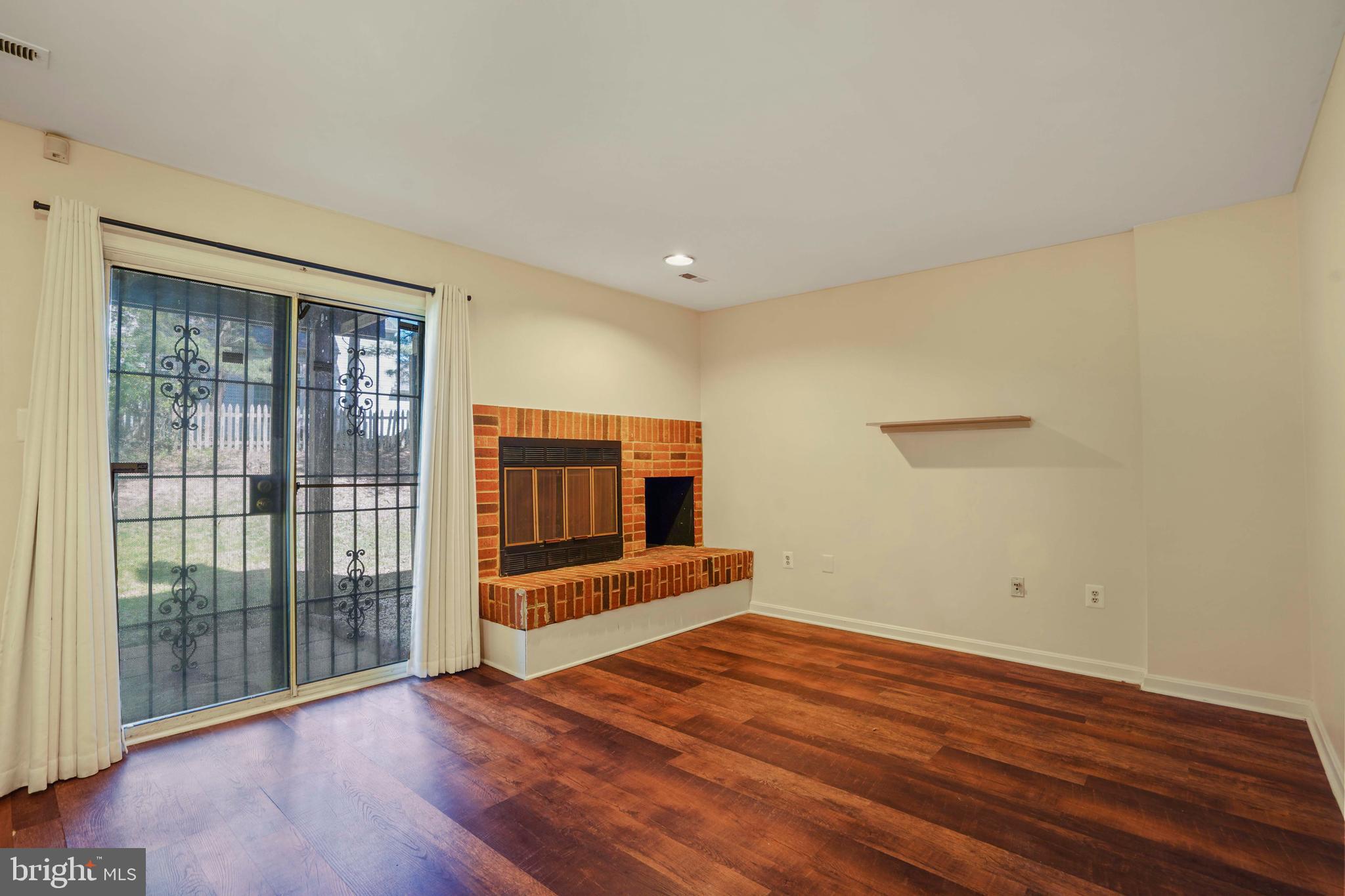 DUMONT OAKS - Residential Lease