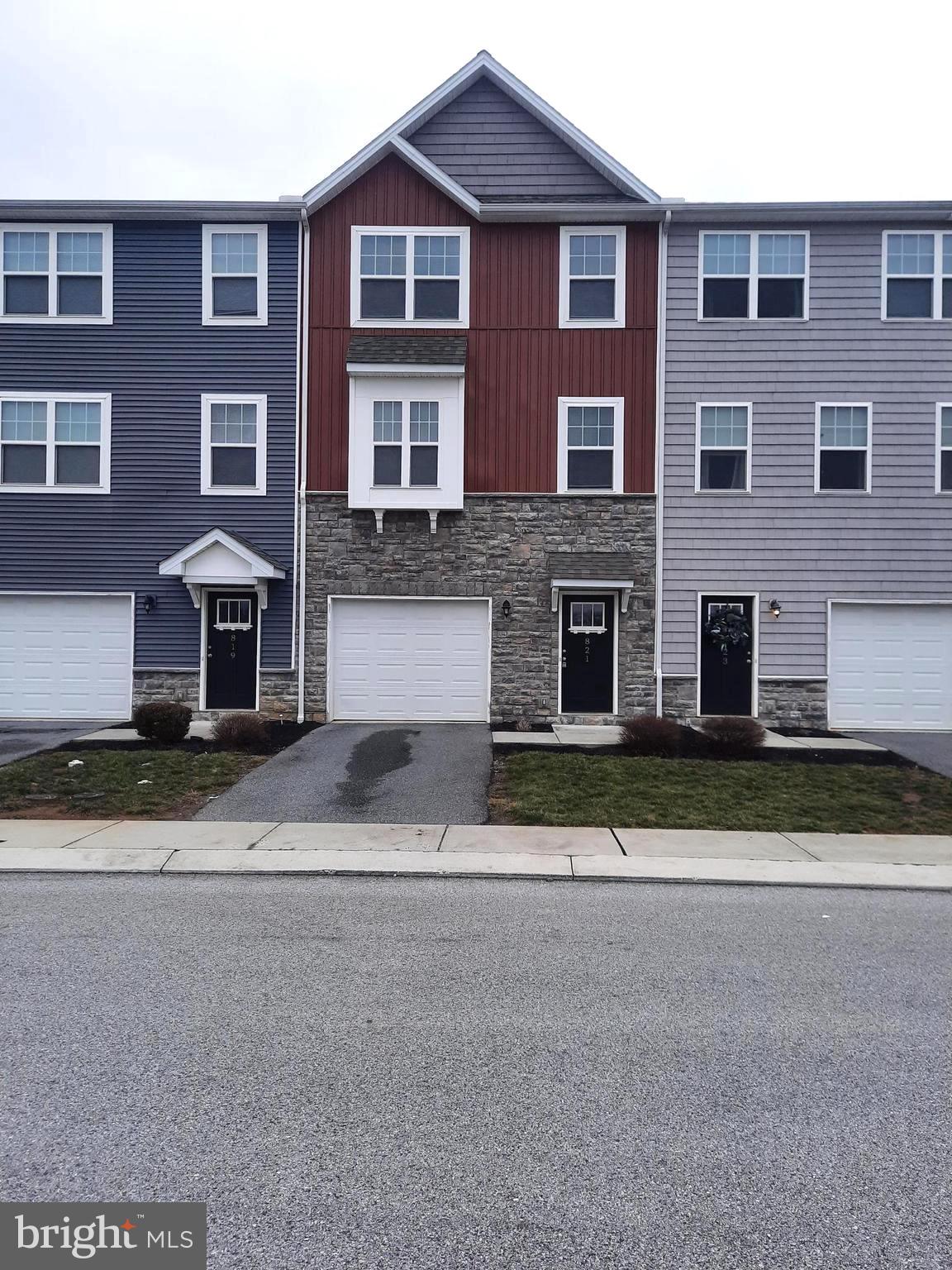 Beautiful townhome available in the very popular Admiral's Quay development. Seasonal promotion offers $50 off monthly rent ONLY w/ an 18-month lease.
