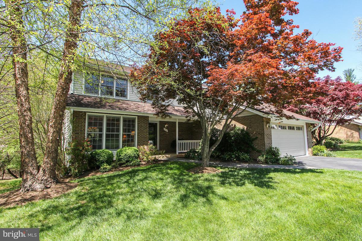 Stunning home backing to Parklands! 5BR/3.5BA and 2 car garage. Move-in ready w/ new kitchen, hw floors, and beautiful screened in porch! ML formal living/dining rooms. Eat-in kitchen w/ ss appliances leading to FR w/ stone FP. Walk-out to deck with Ipe brazilian hw decking. MBR retreat with w/in closet ensuite w/ double vanity and soaking tub. LL fully finished w/ full BA. Check out the 3D Tour!