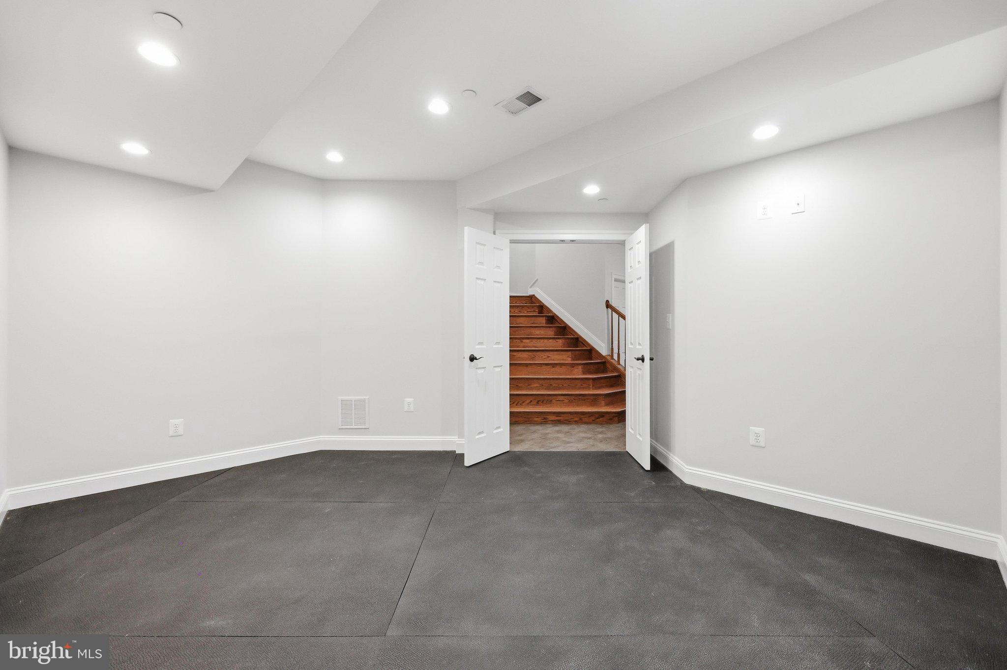 POOLESVILLE OUTSIDE - Residential