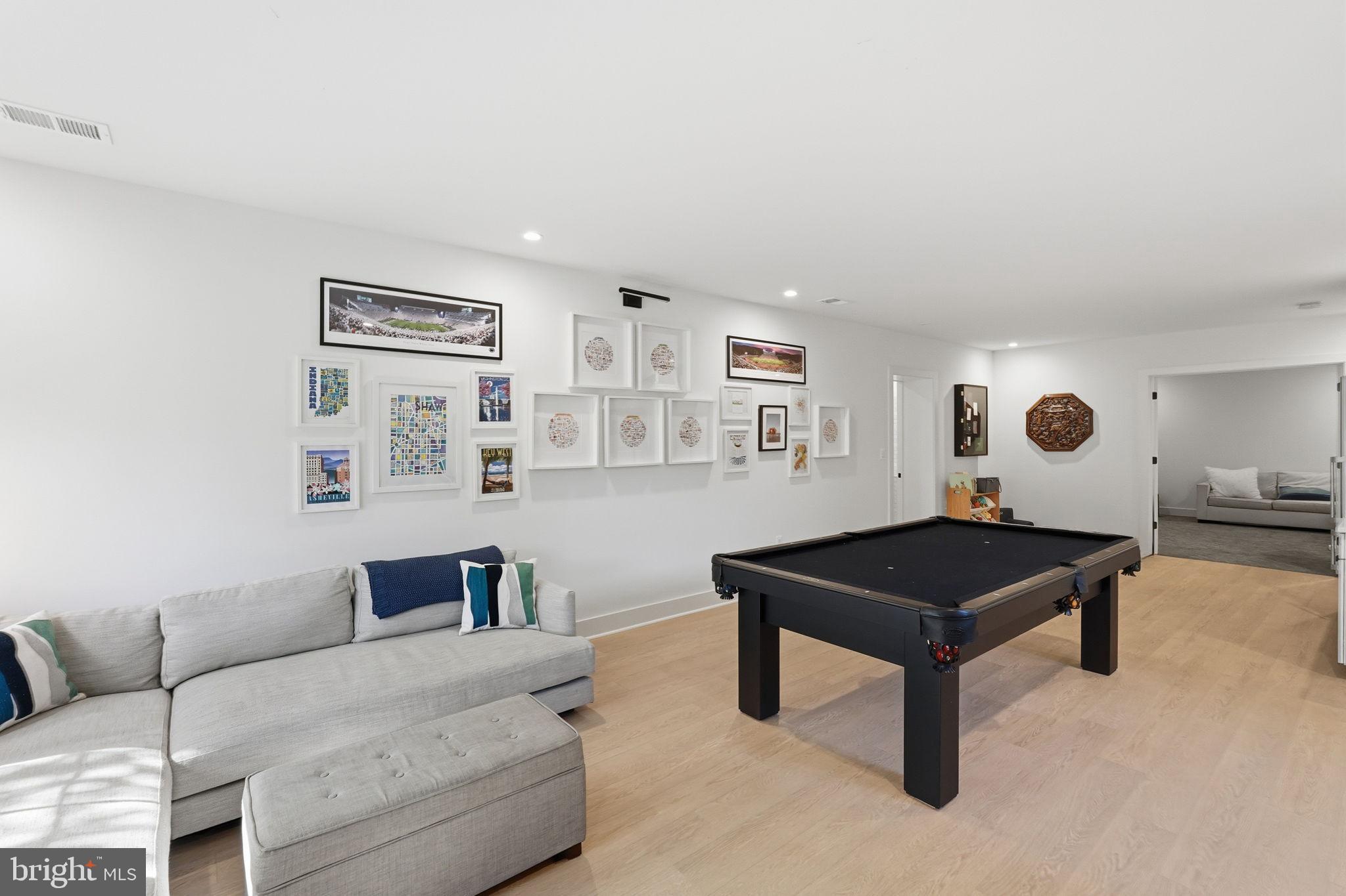 WILLIAMSBURG VILLAGE - Residential