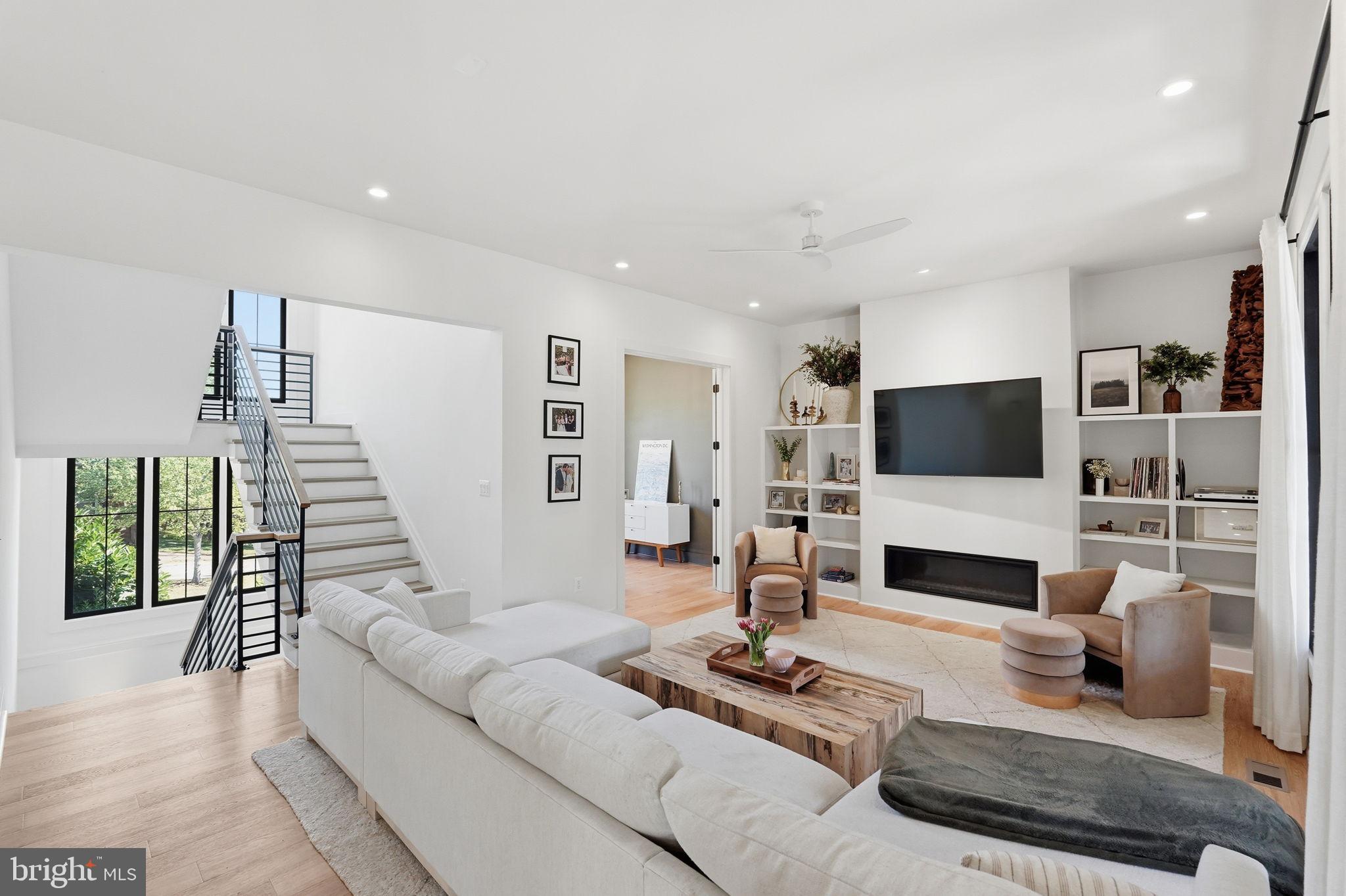 WILLIAMSBURG VILLAGE - Residential