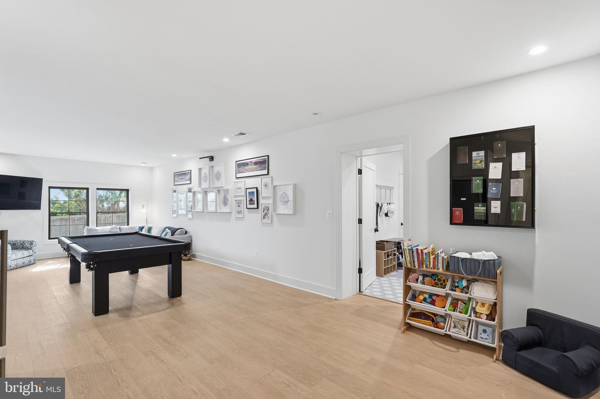WILLIAMSBURG VILLAGE - Residential